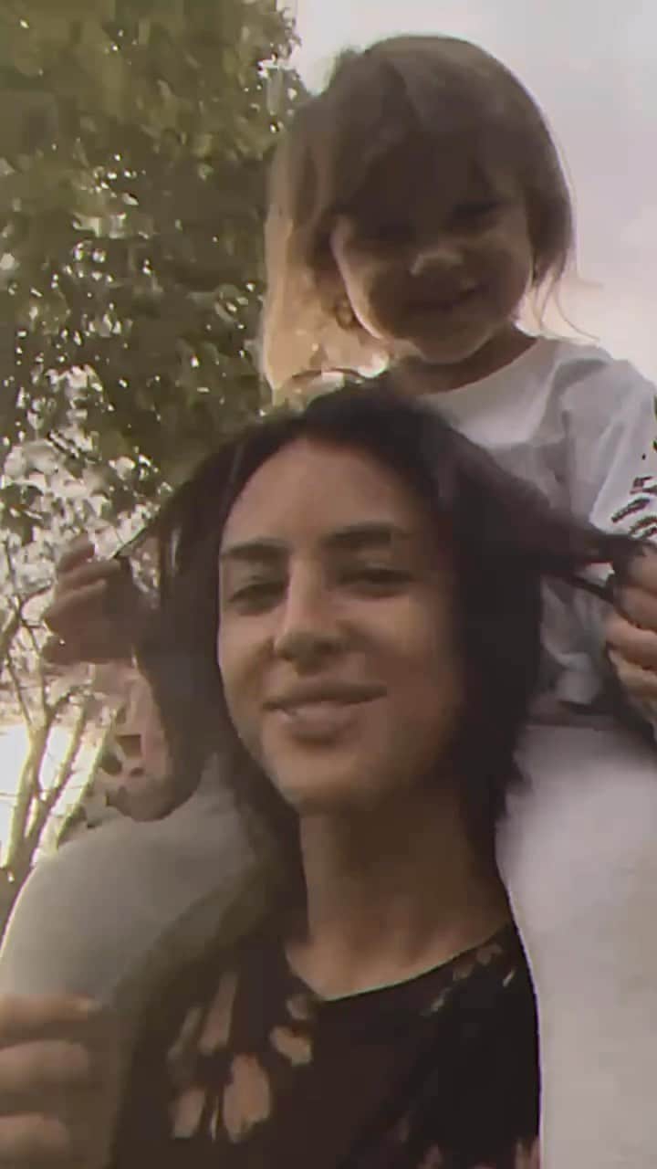 Yanna Lavigne 稲垣アンのインスタグラム：「O tanto que eu reclamo sobre a condição de ser mulher nesse mundo, é o tanto que eu amo ser mãe 😂 ou seja. Infinito! Tem muita delícia nessa dor, é transmutador, potente, único e curador… É a potência máxima de transformar o mundo através do ventre. Para todas da mamães do mundo, um feliz dia! Vocês são fodas!」
