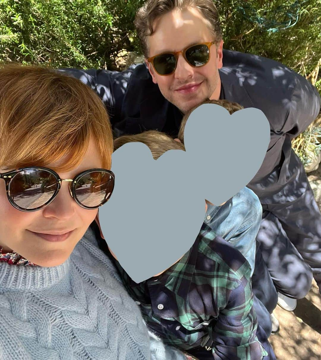 ジョシュア・ダラスのインスタグラム：「We love you. Happy Mothers Day @ginnifergoodwin!」