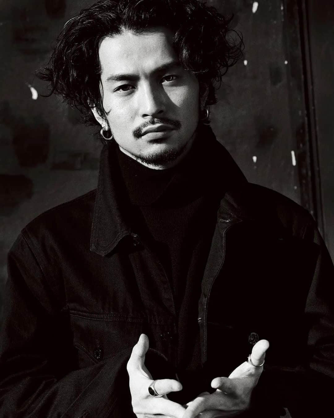 GQ JAPANさんのインスタグラム写真 - (GQ JAPANInstagram)「Happy Birthday 常田大希さん！  「世の中にあふれている表現と違うものを提示する人がいないと、表現の世界も多数決になっていくというか……。ねぇ？ 10人中９人がいいなと思う表現だけになってしまうので、残りの１人に向けたものも存在しなくちゃいけないというか、そんな意識はありますね」（『GQ JAPAN』2021年4月号掲載のインタビューより）  #常田大希 #daikitsuneta #KingGnu #millenniumparade #PERIMETRON #GQarchive @daikitsuneta  Photos 操上和美 Kazumi Kurigami Styling 倉田 強 Tsuyoshi Kurata Hair&Make-up TAKAI Words サトータケシ Takeshi Sato」5月15日 7時30分 - gqjapan