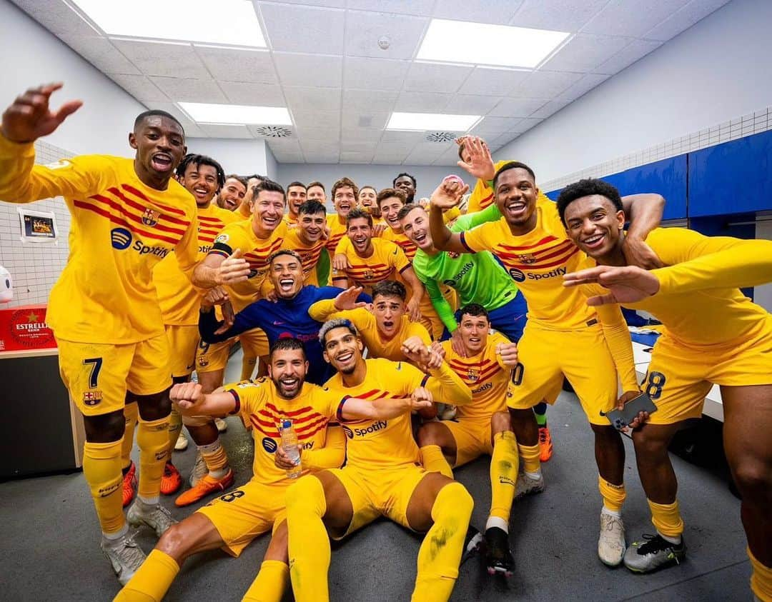 ジョルディ・アルバのインスタグラム：「🏆 CAMPEONES!!!!!!! 🔵🔴   Una liga muy merecida… 🙌🏻 Gracias por el apoyo durante toda la temporada, culers!!! No hay nada como conseguir títulos con el equipo de tu vida… 2️⃣7️⃣ LIGAS!! FORÇA BARÇA!!! 💙❤️」