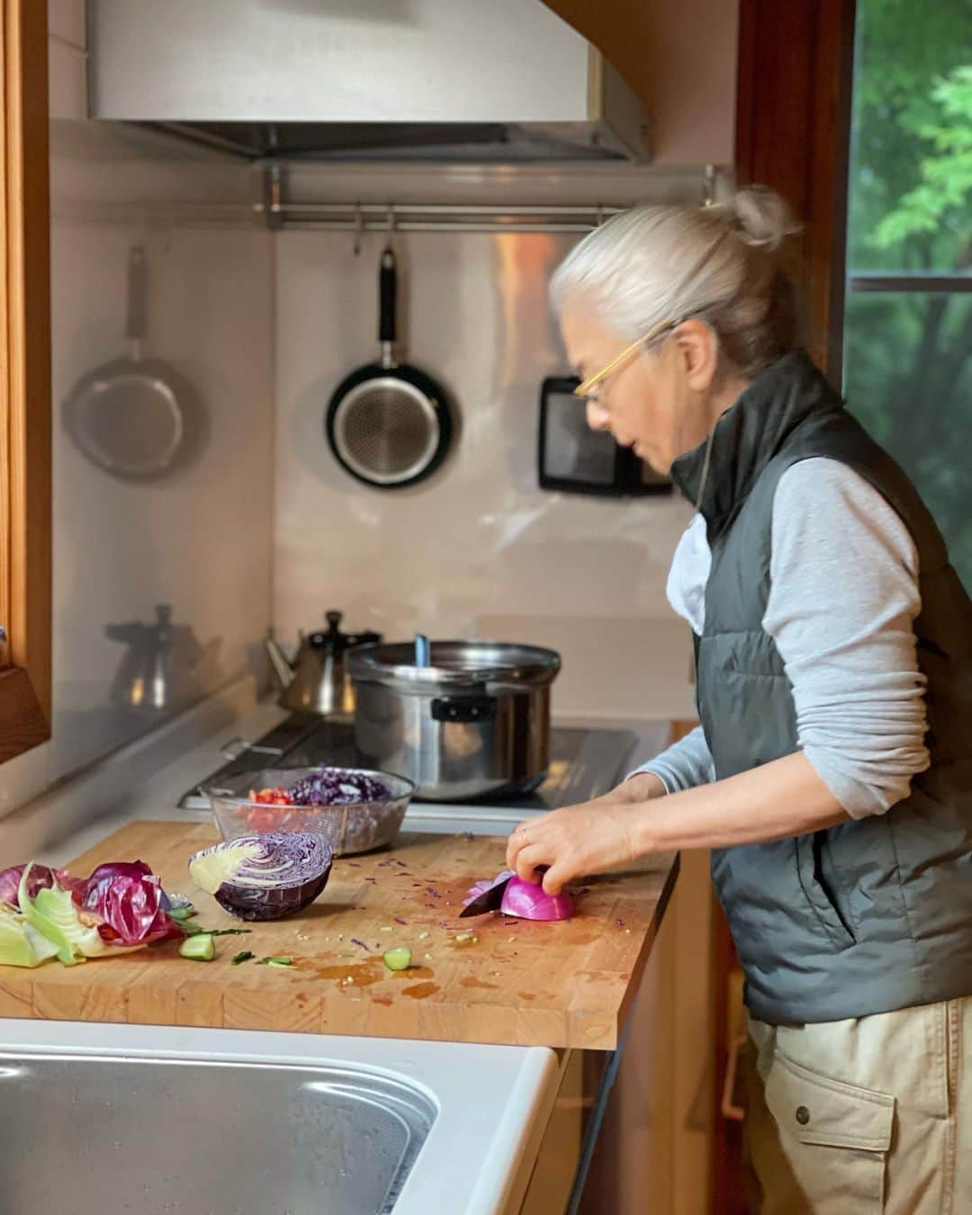 結城アンナさんのインスタグラム写真 - (結城アンナInstagram)「👩🏼‍🍳ワイルド・ライス🌾&そばの実🌾のサラダ🥗両方とも2時間ほど水に付けてから茹でます👩🏼‍🍳今回はレッド・玉ねぎ、レッド・パプリカ🫑、キュウリ、レッド・キャベツ、ロースト・アーモンド、フェンネル、ビーツの酢漬け、干しあんず、フレッシュ・ディル&イタリアン・パセリを細かく切って混ぜました。ドレッシングはシンプルに海塩、ブラック・ペッパー、レモン🍋、EVOオイル🥗ワン・プレートにはカリフラワー・さつまいも🍠のココナッツ🥥カレー&トマト🍅サラダ🥗 🌾Wild rice & Buckwheat groats salad🥗also on the plate Cauliflower&Satsuma Potato Coconut Curry w/Tomato salad🥗  #ワイルドライス #そばの実 #wildrice #buckwheatgroats #健康食 #healthyeating #別荘ライフ #別荘暮らし #山の暮らし #山の家#ilovejapan #mountainlife #mountainhouse」5月15日 7時37分 - ayukihouse