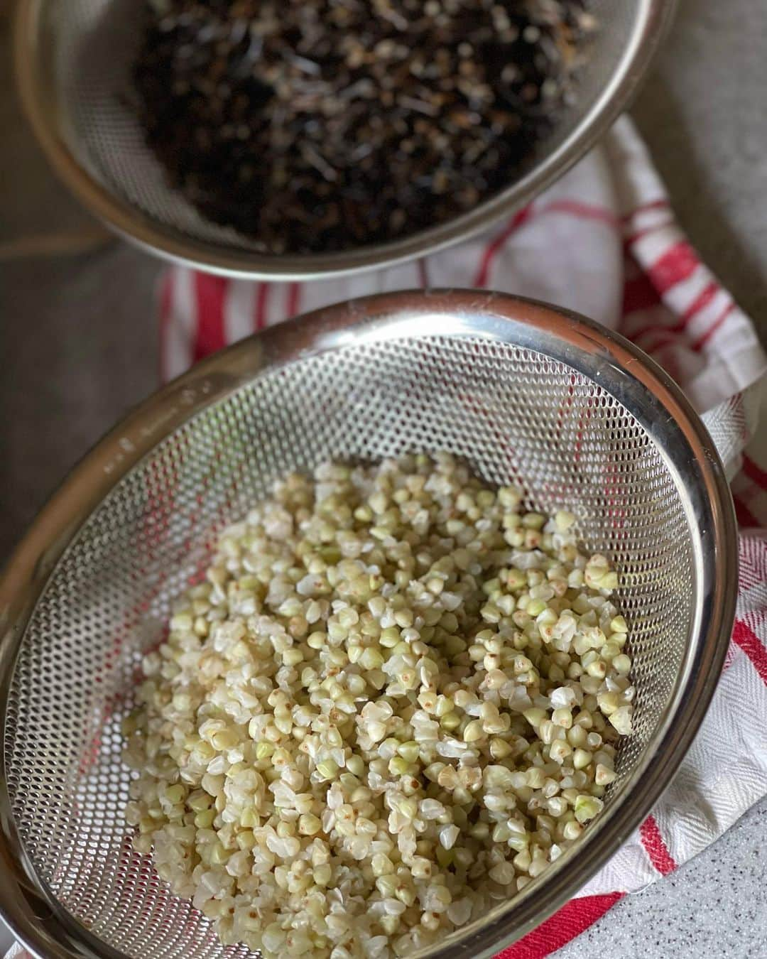 結城アンナさんのインスタグラム写真 - (結城アンナInstagram)「👩🏼‍🍳ワイルド・ライス🌾&そばの実🌾のサラダ🥗両方とも2時間ほど水に付けてから茹でます👩🏼‍🍳今回はレッド・玉ねぎ、レッド・パプリカ🫑、キュウリ、レッド・キャベツ、ロースト・アーモンド、フェンネル、ビーツの酢漬け、干しあんず、フレッシュ・ディル&イタリアン・パセリを細かく切って混ぜました。ドレッシングはシンプルに海塩、ブラック・ペッパー、レモン🍋、EVOオイル🥗ワン・プレートにはカリフラワー・さつまいも🍠のココナッツ🥥カレー&トマト🍅サラダ🥗 🌾Wild rice & Buckwheat groats salad🥗also on the plate Cauliflower&Satsuma Potato Coconut Curry w/Tomato salad🥗  #ワイルドライス #そばの実 #wildrice #buckwheatgroats #健康食 #healthyeating #別荘ライフ #別荘暮らし #山の暮らし #山の家#ilovejapan #mountainlife #mountainhouse」5月15日 7時37分 - ayukihouse