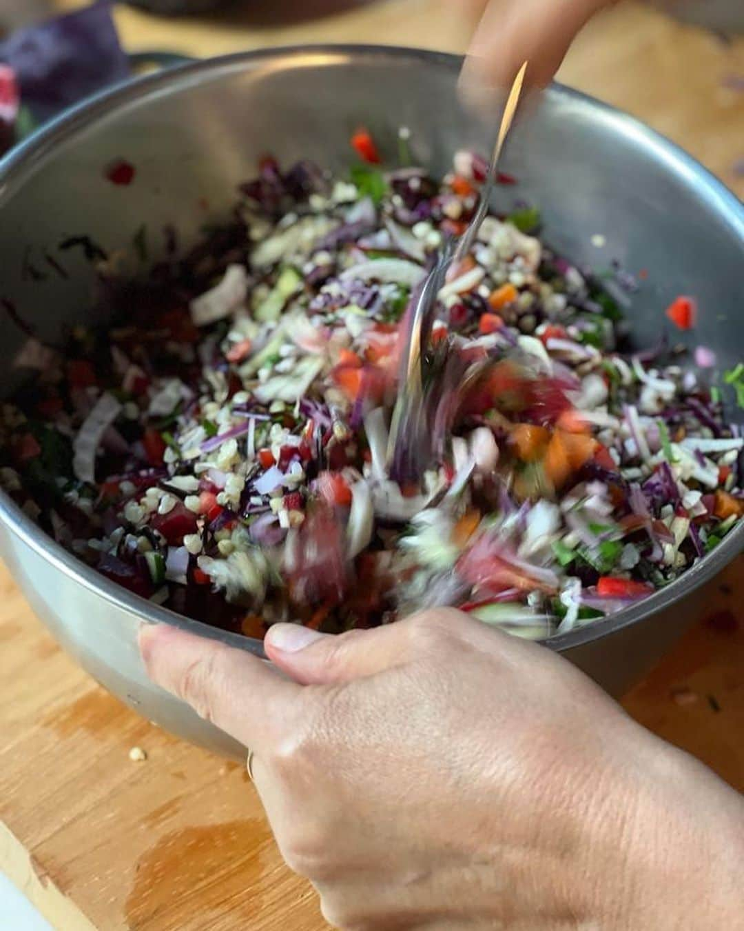 結城アンナさんのインスタグラム写真 - (結城アンナInstagram)「👩🏼‍🍳ワイルド・ライス🌾&そばの実🌾のサラダ🥗両方とも2時間ほど水に付けてから茹でます👩🏼‍🍳今回はレッド・玉ねぎ、レッド・パプリカ🫑、キュウリ、レッド・キャベツ、ロースト・アーモンド、フェンネル、ビーツの酢漬け、干しあんず、フレッシュ・ディル&イタリアン・パセリを細かく切って混ぜました。ドレッシングはシンプルに海塩、ブラック・ペッパー、レモン🍋、EVOオイル🥗ワン・プレートにはカリフラワー・さつまいも🍠のココナッツ🥥カレー&トマト🍅サラダ🥗 🌾Wild rice & Buckwheat groats salad🥗also on the plate Cauliflower&Satsuma Potato Coconut Curry w/Tomato salad🥗  #ワイルドライス #そばの実 #wildrice #buckwheatgroats #健康食 #healthyeating #別荘ライフ #別荘暮らし #山の暮らし #山の家#ilovejapan #mountainlife #mountainhouse」5月15日 7時37分 - ayukihouse