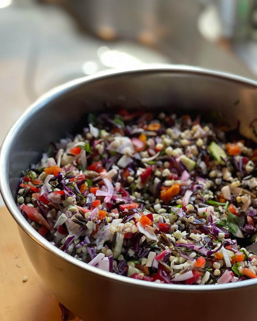 結城アンナさんのインスタグラム写真 - (結城アンナInstagram)「👩🏼‍🍳ワイルド・ライス🌾&そばの実🌾のサラダ🥗両方とも2時間ほど水に付けてから茹でます👩🏼‍🍳今回はレッド・玉ねぎ、レッド・パプリカ🫑、キュウリ、レッド・キャベツ、ロースト・アーモンド、フェンネル、ビーツの酢漬け、干しあんず、フレッシュ・ディル&イタリアン・パセリを細かく切って混ぜました。ドレッシングはシンプルに海塩、ブラック・ペッパー、レモン🍋、EVOオイル🥗ワン・プレートにはカリフラワー・さつまいも🍠のココナッツ🥥カレー&トマト🍅サラダ🥗 🌾Wild rice & Buckwheat groats salad🥗also on the plate Cauliflower&Satsuma Potato Coconut Curry w/Tomato salad🥗  #ワイルドライス #そばの実 #wildrice #buckwheatgroats #健康食 #healthyeating #別荘ライフ #別荘暮らし #山の暮らし #山の家#ilovejapan #mountainlife #mountainhouse」5月15日 7時37分 - ayukihouse