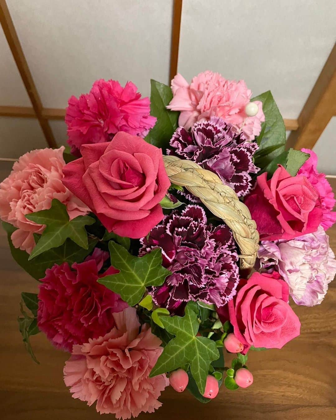 真麻さんのインスタグラム写真 - (真麻Instagram)「母の日でしたね💐*·̩͙𓈒𓂂𓏸午前中は娘の習い事はパパ担当、それからご近所のご夫婦と焼肉ランチに行って昼から飲んで、パパが夕飯買ってきて完全にお休みできた日でした✨あぁ幸せ😍私が余裕あるのがわかっているのか、娘もあまりイヤイヤせずご機嫌な日でした💞昼寝しないで1日終わってたしねʬʬʬ ✩.*˚ 幼児教室で一緒に作ったカーネーション、振替もあって2作品になった✨クレヨンで一生懸命書くように👏書きながら、パパ、ママ、とか言って顔を描いてるみたい👀可愛い💓保育園では手型でお花を作ったみたい❣️ ✩.*˚ まだしっかり喋らない1歳9ヶ月ですが、ママありがとうの日なんだよって、練習してみようって言ったら「ママ、あーとぅっ」ってなんだか恥ずかしそうに言ってくれた〜鬼きゃわ👹 ♥️来年はペラペラ話すんだねぇ…今だけの可愛いさ、噛み締めるよ😂 ✩.*˚ 3枚目は私が母に送ったアレンジメント🌷2人の母となり、2人の事を日々考え子育てしながら仕事も家事もして…本当に自分の人生を捧げてる。だから母も、両親もずっと私と妹に人生を捧げてくれていたと感じます。自分が親になると色んな事に気付かされたり、感謝したり、より良い人間になれる気がする😊38歳母まだまだ奮闘中‼️お母さんいつもありがとう…長生きしてね。全国、全世界のママさんたちもお疲れ様です〜みんな偉い💮 ✩.*˚ ✩.*˚ ✩.*˚ #母の日2023 #mothersday #happymothersday❤️ #母の日のプレゼント #1歳9ヶ月女の子 #令和3年8月ベビー #お母さんありがとう #母は偉大 #母に感謝 #両親に感謝 #私を母にしてくれてありがとう」5月15日 13時06分 - masaaoyama3