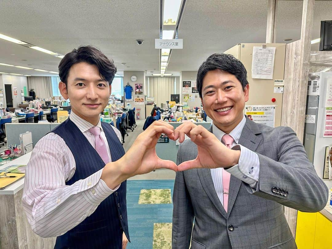 酒主義久のインスタグラム：「1日遅れの「お母さんありがとう！」  今日の生田さんと私のネクタイ👔 母の日仕様のピンクでした！  よく見ると…私のネクタイに小さなハートが😍  ただ、渡邊さんは横で「え！ネクタイにハートついてる！ペンでつけたシミかと思いましたw」って笑ってましたけど😤  改めて、お母さんありがとう！  #フジテレビ #めざましテレビ #母の日 #mothersday #ピンクネクタイ #生田竜聖 #渡邊渚 #酒主義久 #おじハート」