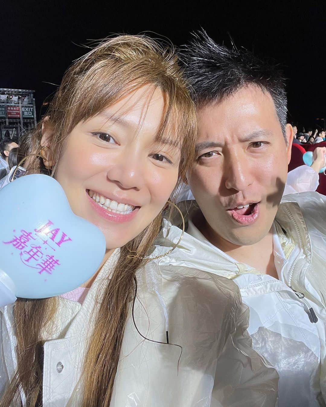 Elva Niのインスタグラム：「回憶殺 聽着他歌曲長大的朋友請舉手 這次居然可以和老公單獨拍拖來看演唱會 我們倆從頭唱到尾🤣嗓子都沙了 果然演唱會找對人一起看很重要 #第一次在大雨中看演唱會  #滿滿的回憶 #謝謝杰倫  #找到一張十年前的合照 @jaychou #母親節最好的節目」