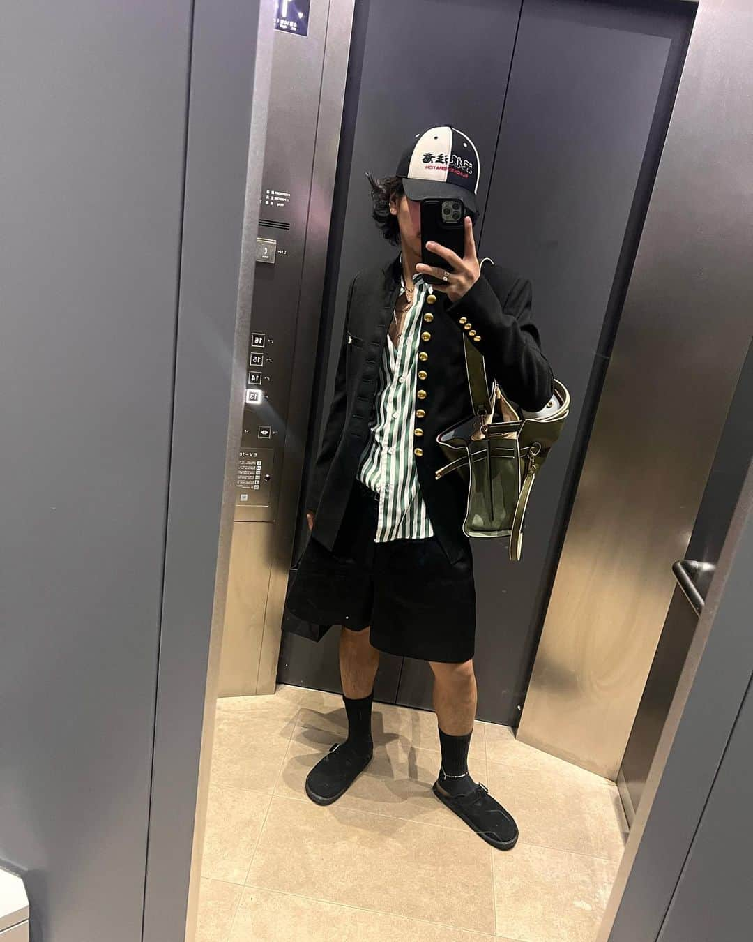 稲木ジョージさんのインスタグラム写真 - (稲木ジョージInstagram)「Outfit selfies that nobody asked🤭🤳 誰にも頼まれていませんが、ジュエリーとファッションのスタイリングを自己満で載せますね🙌」5月15日 7時43分 - georgerootnyc