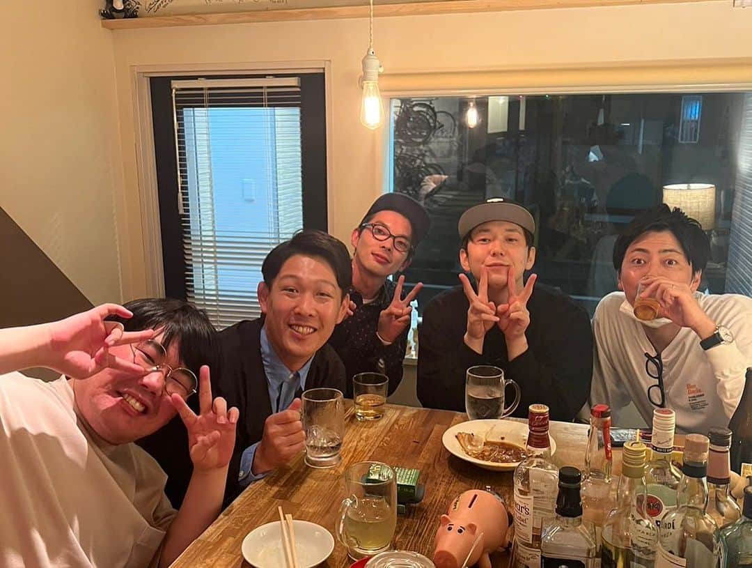 西村真二さんのインスタグラム写真 - (西村真二Instagram)「* 舞台やテレビで話す程でもない夜が一番心地良くて酒が美味いよね #青山会 #ギャルピース」5月15日 7時43分 - shinji_nishimura0630