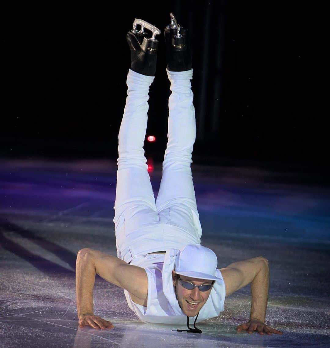 ジェイソン・ブラウンのインスタグラム：「Living that millennium life! #backstreetboys 🤍⛸️😎  📸: @tinatyanphotography   僕のバックストリート・ボーイズのプログラム！#soi2023 #starsonice #tour #show #iceshow #canada #perform #figureskating #iceskating #skating #millennium #largerthanlife @starsonice」