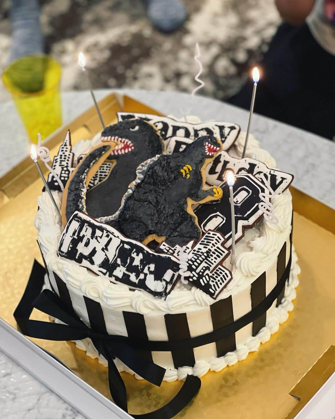 神崎恵のインスタグラム：「・ 三男のお誕生日でした🎂 8歳。 なんてはやいんでしょう。 時間の大切さを知ってしまった今。 なによりも子どもたちと共に過ごす時間の尊さが身に沁みます。 あれこれ贅沢は言わないから、 とにかく元気に、健康でいておくれ。  今年のケーキも　@ai_okada_ さんにお願いをしました。 ビジュアルもお味も完璧。(苺のショートケーキ。スポンジもクリームも全部美味しい) 「ママ‼️すごい‼️うれしい‼️」と 幸せな言葉。 岡田さんありがとうございます🙏✨✨ 最近は、ゴジラの写真集を毎日眺めたり、 「これはしょだいゴジラ！」 「これは1985ねん！」 「じゃあこれは？」とか、 難題を投げられています。 ムズカシイ。 ゴジラショップにもはまっており。 お兄ちゃんからのプレゼントのゴジラTシャツを毎日着ています。 ゴジラショップ、すご❤️‍🔥  #お誕生日おめでとう」
