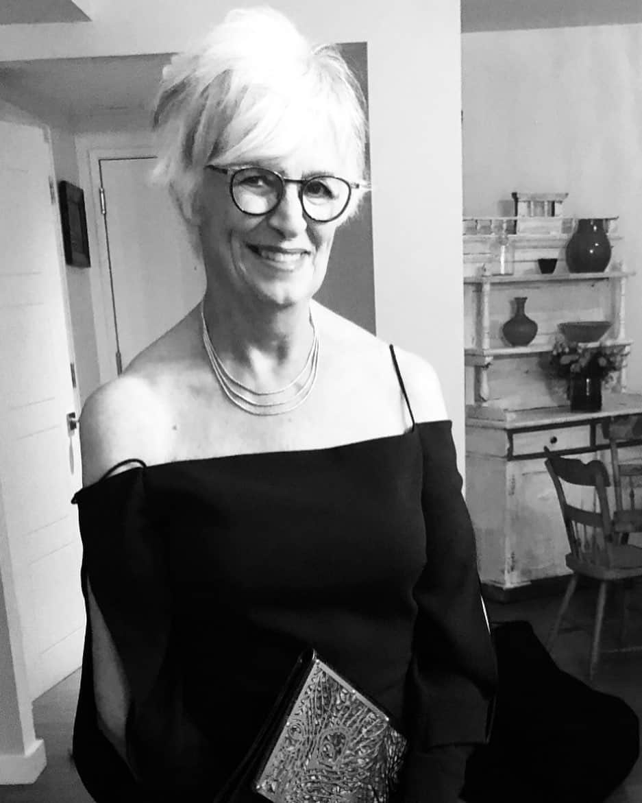 ケイティ・ホームズのインスタグラム：「Happy Mother’s Day!!!!!! I am so grateful to my mom for all of her love, support, inspiration, patience, generosity and kindness. And for letting me borrow from her closet, giving me all the handmade quilts she’s created, and so generously making me laugh throughout the years. I love you mom. ❤️」