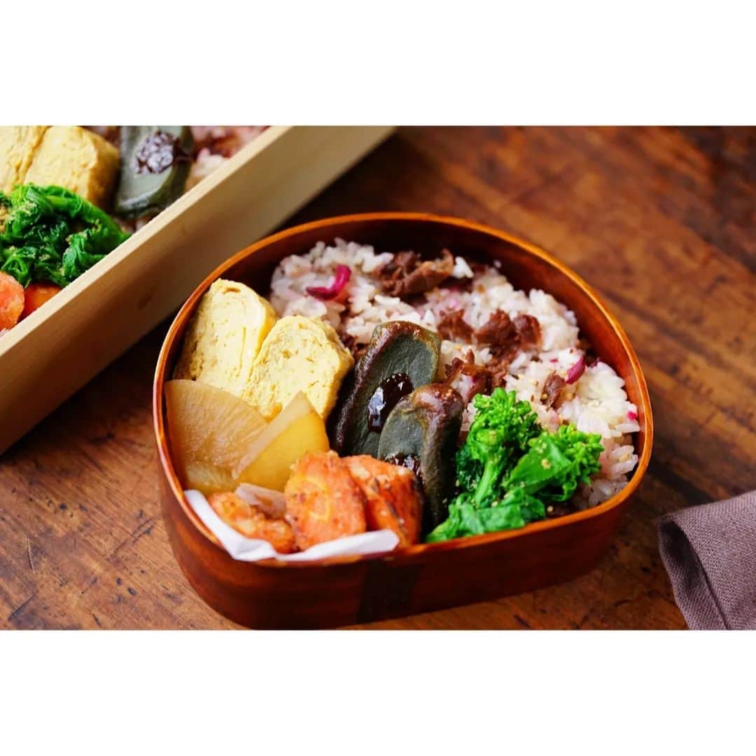 まる子さんのインスタグラム写真 - (まる子Instagram)「#おべんとう  しば漬と牛肉の混ぜご飯 よもぎ麩の田楽 菜の花の胡麻和え だし巻き卵 塩麹人参の唐揚げ 大根の甘煮  しば漬はニシダやさんのきざみしば漬を使って☺︎ @kyo_tsukemono.nishidaya  頑張ろう1週間☺︎  #曲げわっぱ弁当#曲げわっぱ#弁当#お弁当#わっぱ弁当#クロワッサンお弁当部#クロワッサン普段弁当#pr#nisnap#朝時間#大人弁当#obento#lunchbox#地味弁#お弁当記録#お弁当日記#木屋」5月15日 7時52分 - maaaarukoo