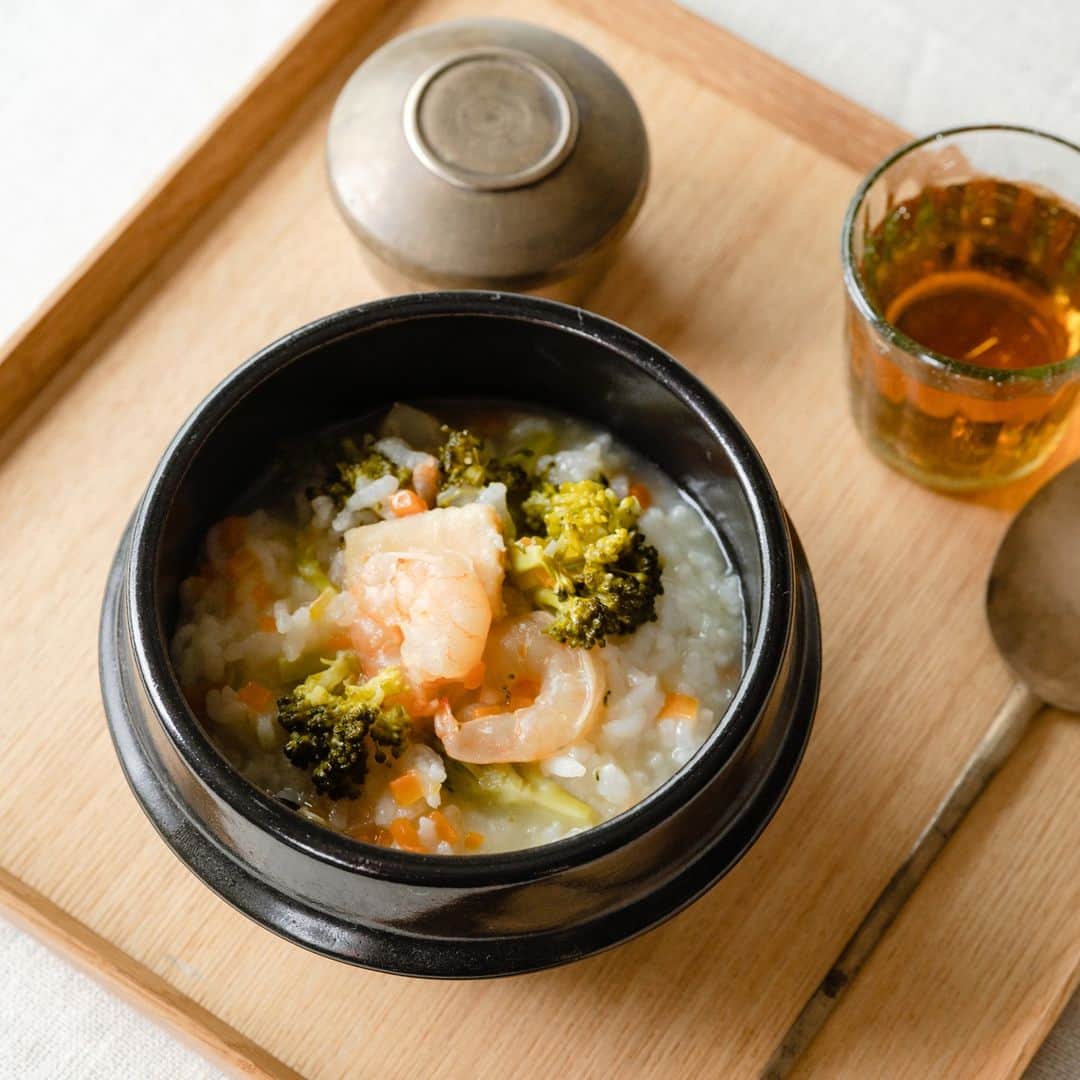 BALMUDA (バルミューダ) さんのインスタグラム写真 - (BALMUDA (バルミューダ) Instagram)「SNSだけの特別レシピ　韓国の朝食「韓国粥」  . この春に行われたイベントで皆さまにお楽しみいただいた、アメリカ、韓国、台湾の3カ国の朝食をご紹介。バルミューダの製品が展開している国の中から、オリジナリティあふれる朝食メニューを選びました。 . 今日のひと皿は、韓国の朝食「海鮮粥」。韓国では健康的な朝ごはんとしてお粥が親しまれており、有名店では朝から行列ができるほど。今回はBALMUDA The Gohanのおかゆモードを使って、海鮮のうまみと程よい粒感を味わうレシピです。バルミューダと一緒に世界の旅をお楽しみください。 . . 海鮮粥のレシピ . 【材料】2人分 ・シーフードミックス...80g ・人参...30g ・玉ねぎ...1/8個（20g） ・ブロッコリー...35g ・和風だし...360ml ・塩...小さじ1/2 ・黒こしょう...少々 ・ごま油...大さじ1 ・米...1/2合 ・韓国のり...適量 . 【作り方】 １．人参と玉ねぎはみじん切りにする。ブロッコリーは小さめにふさわけする。 ２．フライパンにごま油を温め、人参、玉ねぎを入れて、しんなりするまで炒め、米を加えて弱火で2分ほど炒める。 ３．内釜に２．を入れて、和風だしと塩を加えて、軽く混ぜ、ブロッコリーとシーフードミックスをのせ、おかゆモードで炊飯する。 ４．炊きあがったら、黒こしょうと分量外のごま油（小さじ1）を加えて混ぜる。 ５．器に盛り付け、お好みで韓国のりをちぎってのせる。 . recipe by @hidesueyamada  . . #BETTERMORNING with #BALMUDA #バルミューダ #バルミューダのレシピ #よい朝の時間 #モーニング #世界の朝食 #韓国 #worldbreakfast #BetterMoments #BetterLife #バルミューダザゴハン #BALMUDATheGohan」5月15日 8時00分 - balmuda