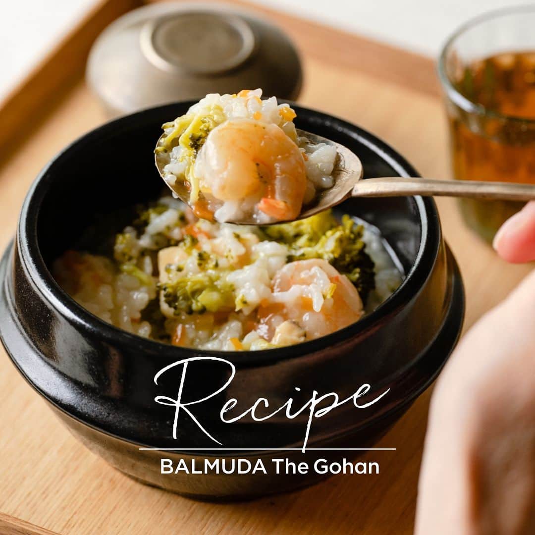 BALMUDA (バルミューダ) さんのインスタグラム写真 - (BALMUDA (バルミューダ) Instagram)「SNSだけの特別レシピ　韓国の朝食「韓国粥」  . この春に行われたイベントで皆さまにお楽しみいただいた、アメリカ、韓国、台湾の3カ国の朝食をご紹介。バルミューダの製品が展開している国の中から、オリジナリティあふれる朝食メニューを選びました。 . 今日のひと皿は、韓国の朝食「海鮮粥」。韓国では健康的な朝ごはんとしてお粥が親しまれており、有名店では朝から行列ができるほど。今回はBALMUDA The Gohanのおかゆモードを使って、海鮮のうまみと程よい粒感を味わうレシピです。バルミューダと一緒に世界の旅をお楽しみください。 . . 海鮮粥のレシピ . 【材料】2人分 ・シーフードミックス...80g ・人参...30g ・玉ねぎ...1/8個（20g） ・ブロッコリー...35g ・和風だし...360ml ・塩...小さじ1/2 ・黒こしょう...少々 ・ごま油...大さじ1 ・米...1/2合 ・韓国のり...適量 . 【作り方】 １．人参と玉ねぎはみじん切りにする。ブロッコリーは小さめにふさわけする。 ２．フライパンにごま油を温め、人参、玉ねぎを入れて、しんなりするまで炒め、米を加えて弱火で2分ほど炒める。 ３．内釜に２．を入れて、和風だしと塩を加えて、軽く混ぜ、ブロッコリーとシーフードミックスをのせ、おかゆモードで炊飯する。 ４．炊きあがったら、黒こしょうと分量外のごま油（小さじ1）を加えて混ぜる。 ５．器に盛り付け、お好みで韓国のりをちぎってのせる。 . recipe by @hidesueyamada  . . #BETTERMORNING with #BALMUDA #バルミューダ #バルミューダのレシピ #よい朝の時間 #モーニング #世界の朝食 #韓国 #worldbreakfast #BetterMoments #BetterLife #バルミューダザゴハン #BALMUDATheGohan」5月15日 8時00分 - balmuda