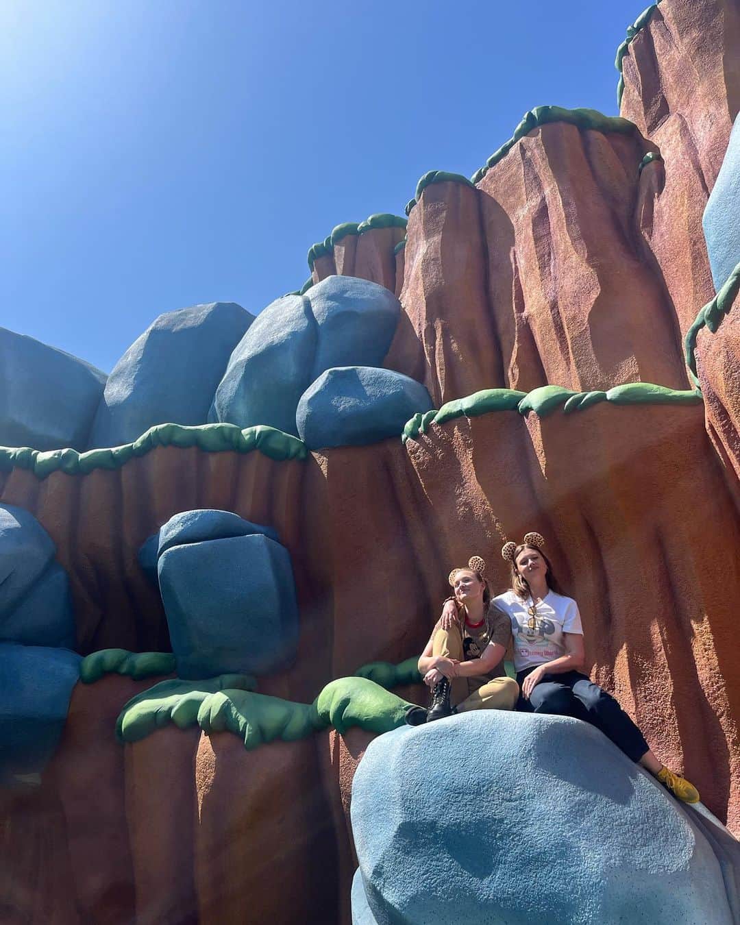 アマンダ・ミシェルカのインスタグラム：「This place never ceases to amaze me. Thank you to our @disneyland family for the special memories year after year. @disneyparks」