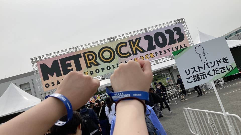 丸元美緒のインスタグラム：「初メトロックめっちゃ楽しかった🥳🥳🥳 雨に打たれながらハードすぎた1日やった😂☔️ オーラルとキュウソが私的大優勝🥰 単独も行くしか、、、🥺 良き日でした!!!   #メトロック  #metrock   #メトロック大阪   #theoralcigarettes   #キュウソネコカミ   #mrsgreenapple」