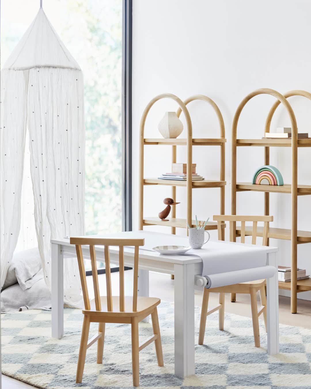 ジャスミン・トゥークスのインスタグラム：「All the best playrooms have four things in common: a table for projects, plenty of shelf space, a cozy reading spot and kid-sized seating. 🖍️📖  #PlayroomInspo #PlayroomStorage #PlayroomFurniture #PlayroomDecor」