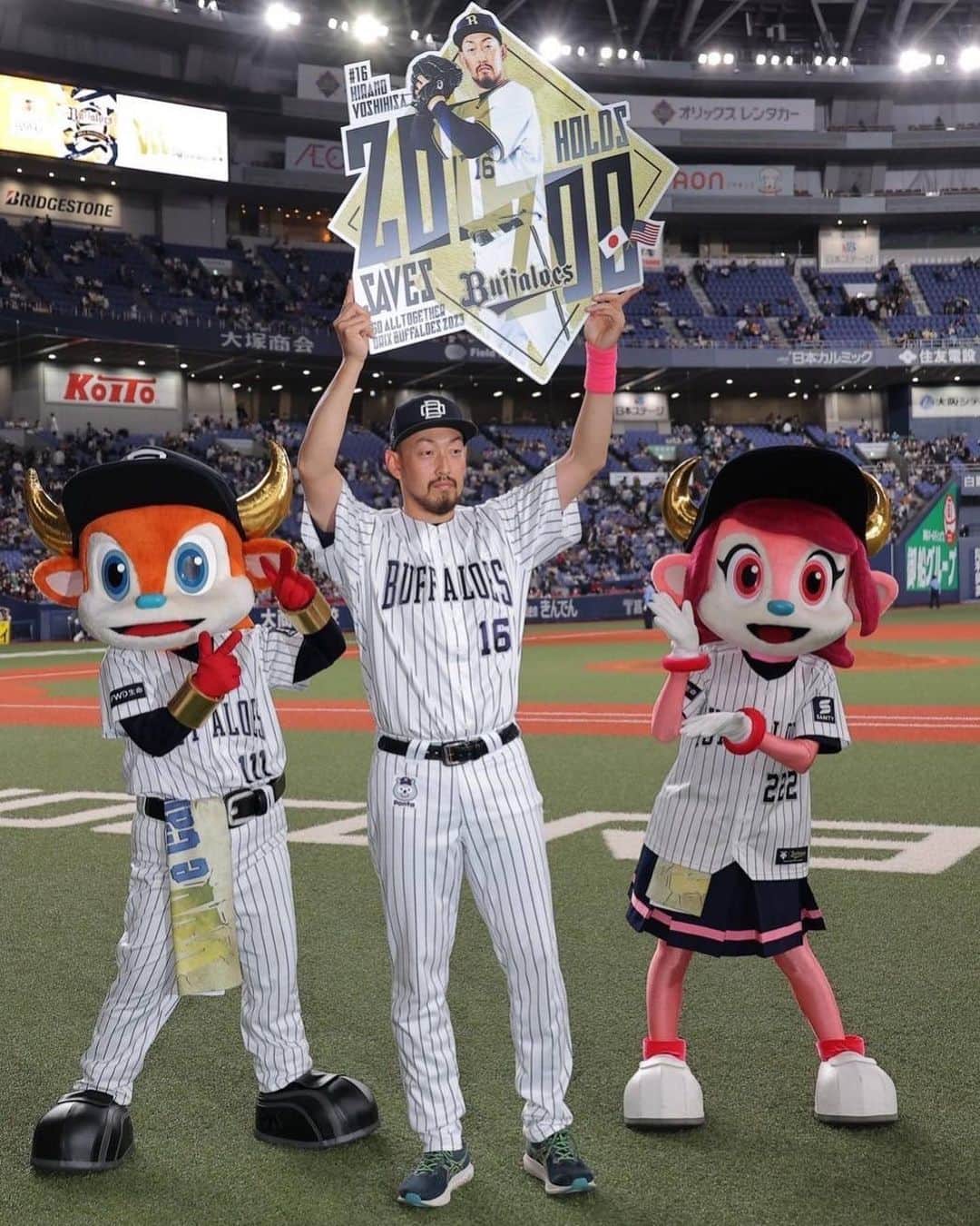 平野佳寿のインスタグラム：「日米通算200ホールドと200セーブを達成することができました！ 史上初の記録のようですが、これもサポートしてくれる皆さん、そしていつも応援してくださるファンの方々のお陰だと思っています。 記録はあとからついてくるものなので、また次の試合からもチームの勝利だけを考えて頑張ります💪  #Bs2023」