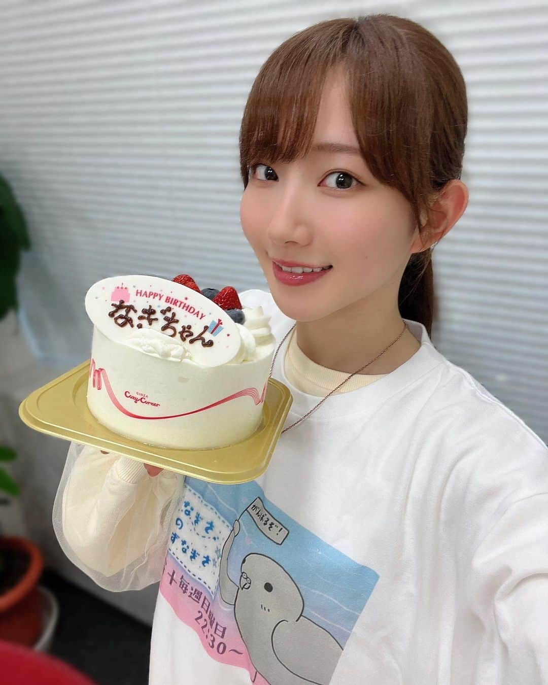 青山なぎささんのインスタグラム写真 - (青山なぎさInstagram)「お誕生日ケーキいただきました🎂 そして！！見て！！笑 Tシャツ！🤣🤣🤣  #青山なぎさのまよわずなぎさ #まよなぎ #agqr #文化放送」5月15日 8時23分 - aoyamanagisa_official