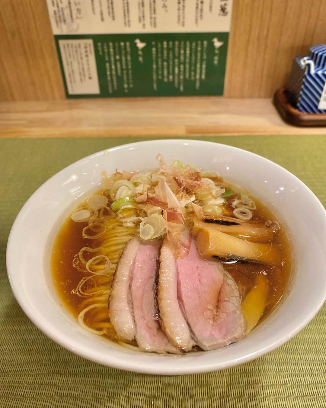 藤田りえさんのインスタグラム写真 - (藤田りえInstagram)「ラーメン食べてきた！！ @ramen_kamo_to_negi  ⁡ ⁡ 残念ながらお一人様ラーメンデビューではないのだけれども！ ⁡ あっさり鴨だしのラーメン。 おいぴかったナ☆ 店名になるだけあって、鴨肉や葱が印象的。 量も女性にちょうどよい！ 私はラーメンを全部1人で食べ切れたことがないのだけれど(途中で飽きるw)、こちらのラーメンは完食！！ ⁡ そうそう。 私たちがいた時間だけでも3組のおひとり様女子が来店されてたよ。 ちょうどよい量、上品なおだし、 入りやすい雰囲気だから気軽にできちゃうのかも。 ⁡ ⁡ #藤田りえ #48歳 #1974年生まれ #アラフィフ #アラフォー #40代 #ラーメン #鴨と葱 #淡麗系ラーメン」5月15日 8時33分 - rie_fujita.ana