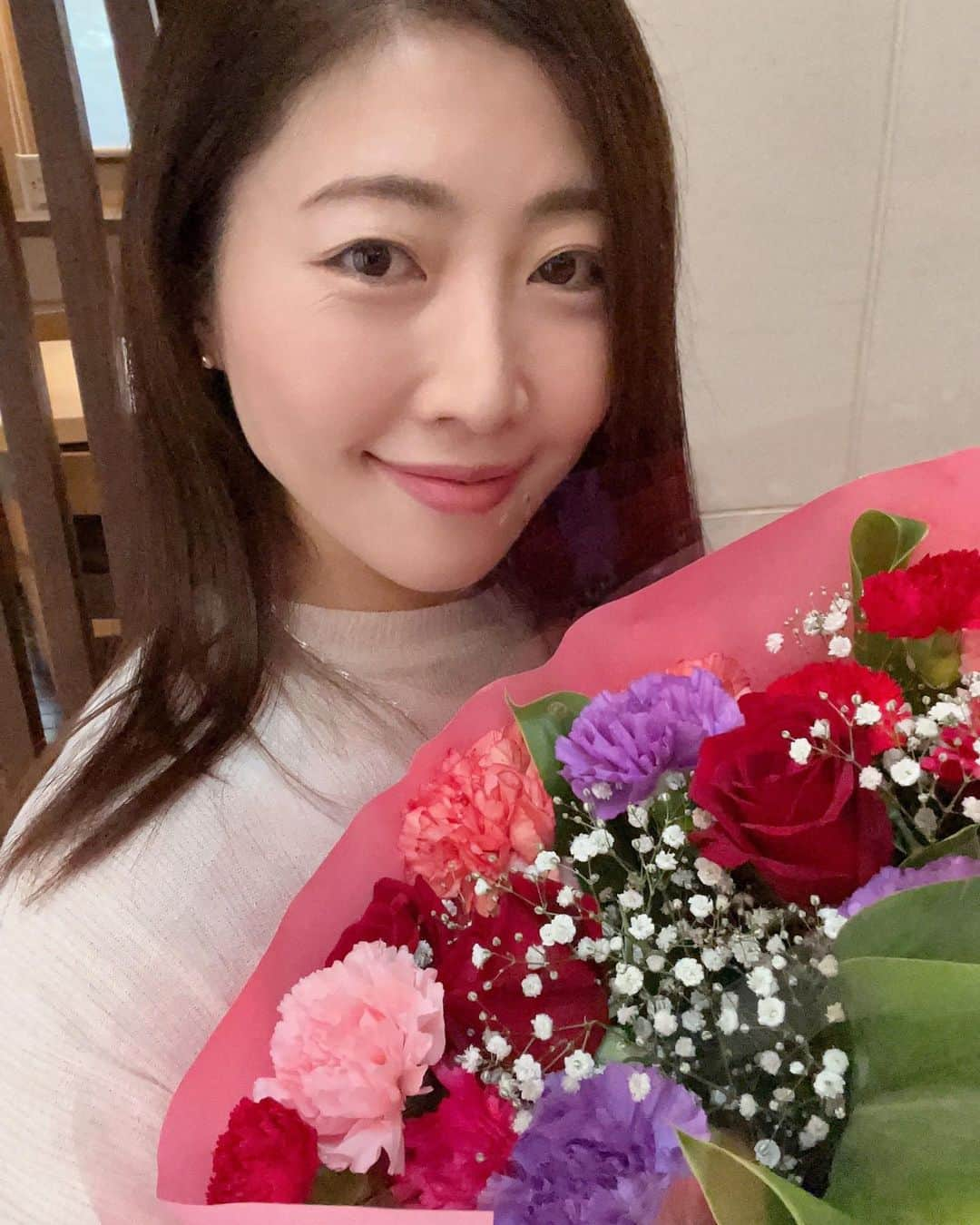 Tiaraのインスタグラム：「Happy Mother’s Day!  昨日、素敵なお花を頂いて😍娘が一生懸命花瓶に花を生けてくれました💕  世界中のお母さん達、いつもお疲れ様です💐✨  #mothersday  #ママ歴8年目 #そう言えば髪切りました #久しぶりの自撮り #flowers」