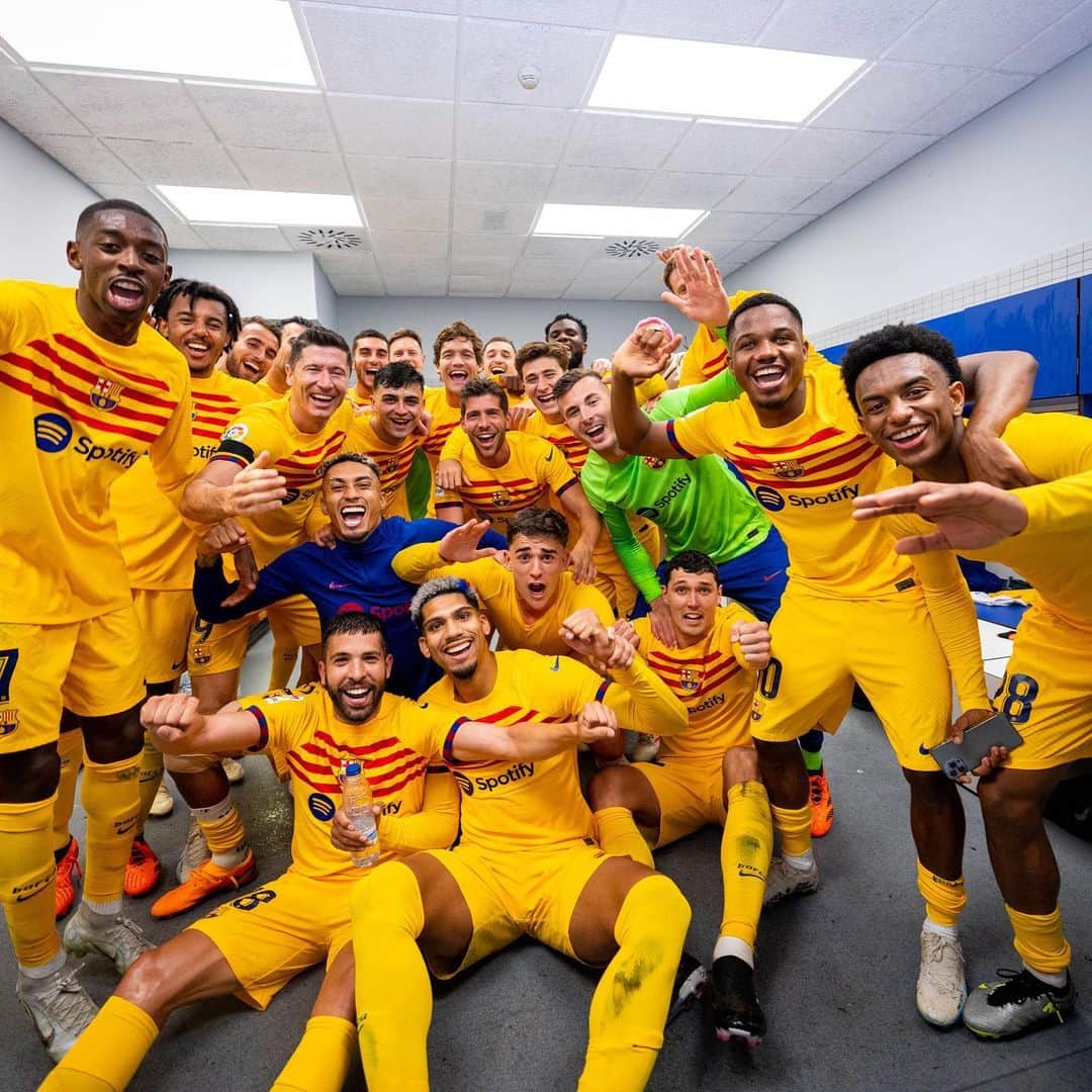 のインスタグラム：「CAMPEOOOOOONESSSS!!!! Orgulloso de este equipo.  Forza Barça!! ❤️💙  #marcosalonso」