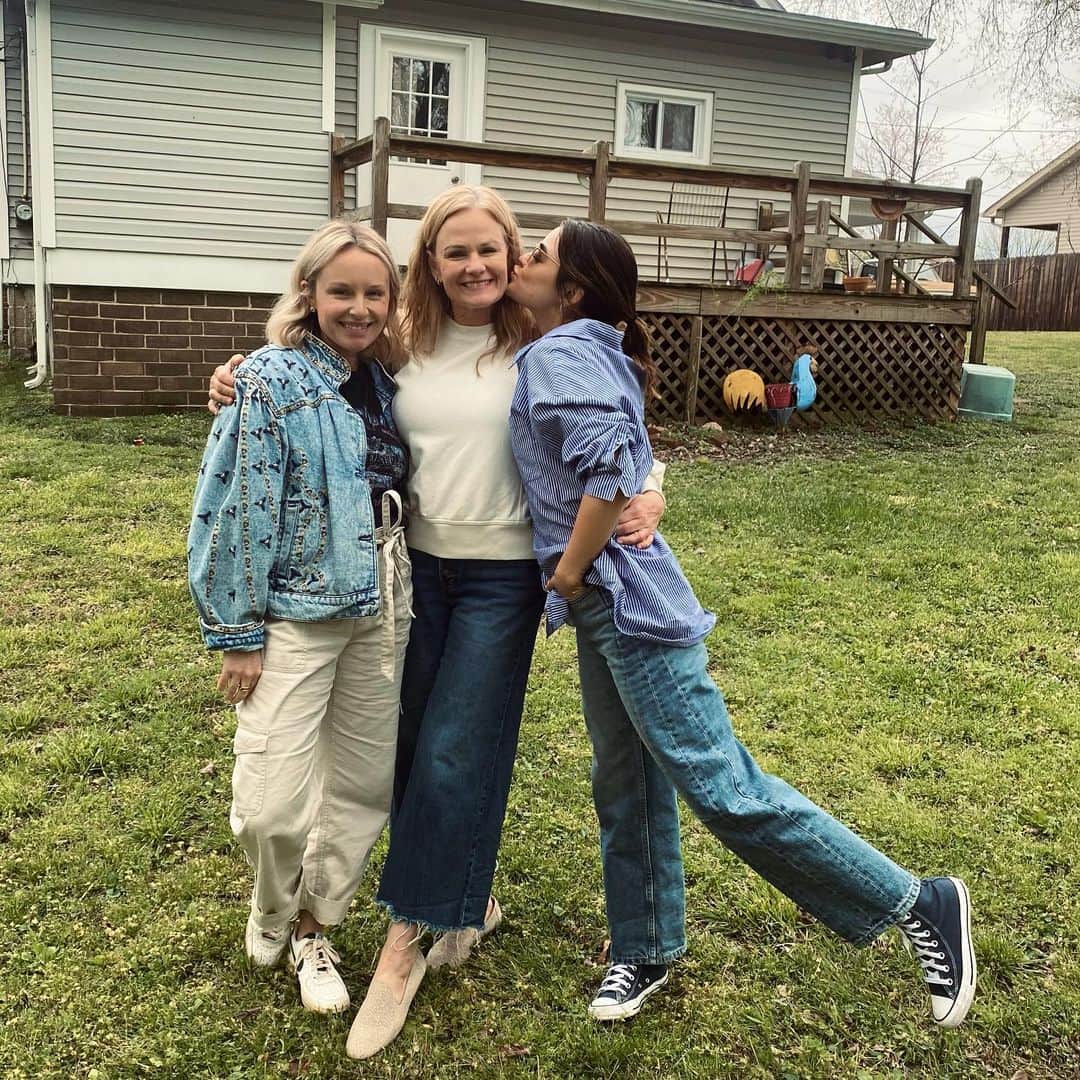 ルーシー・ヘイルのインスタグラム：「my true crime loving, coffee fanatic,  target-aisle browsing, hardworking,  clumsy (i love u), fiercely protective, wildly funny, sensitive, stunning soul of a momma. I’m so happy I’m yours ♥️」