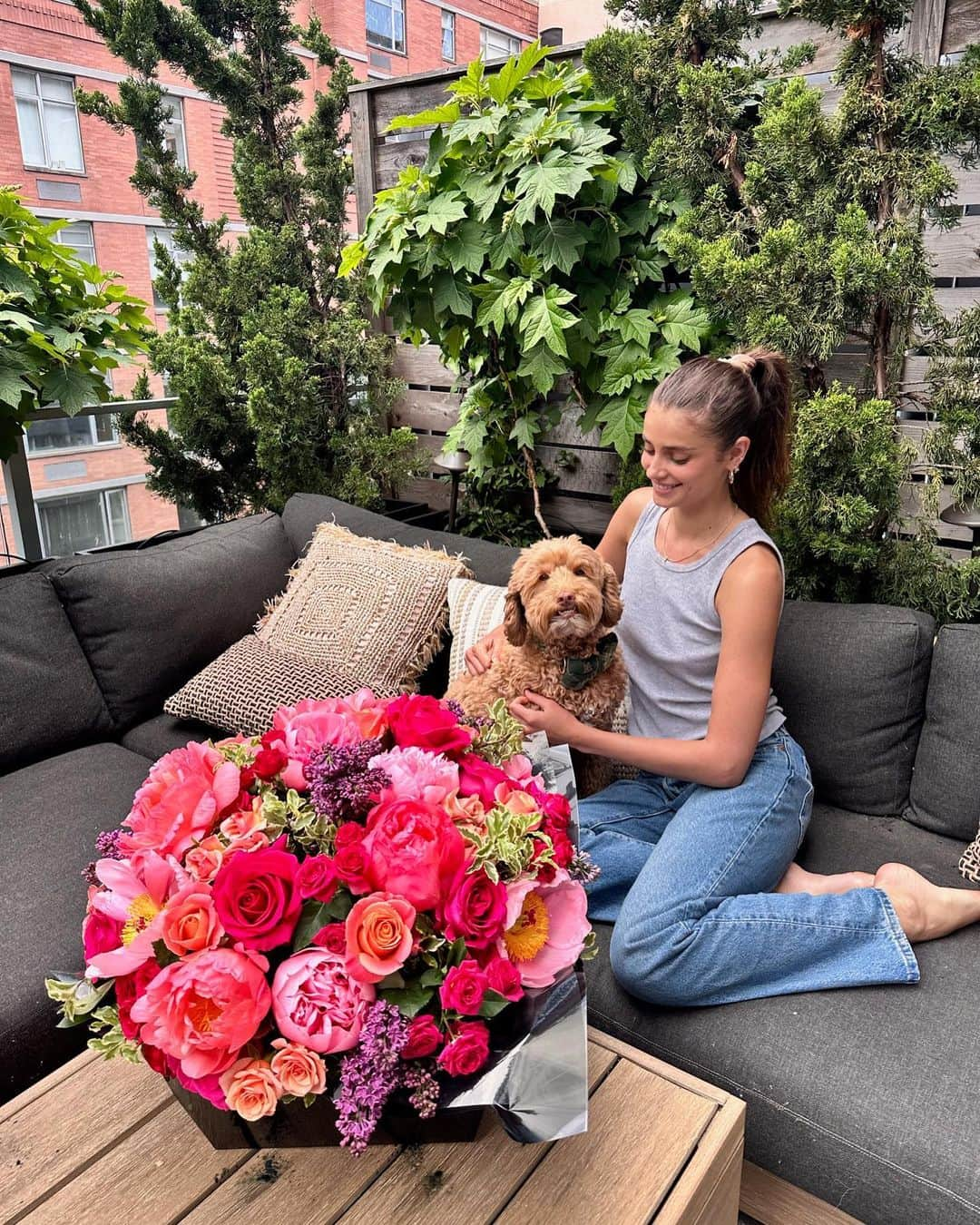 テイラー・ヒルさんのインスタグラム写真 - (テイラー・ヒルInstagram)「Happy Mother’s Day to the best mom ever!! Thank you @davidyurman for making it so special! I ruff rooo @taylor_hill 🐾💕💐」5月15日 8時38分 - taylor_hill