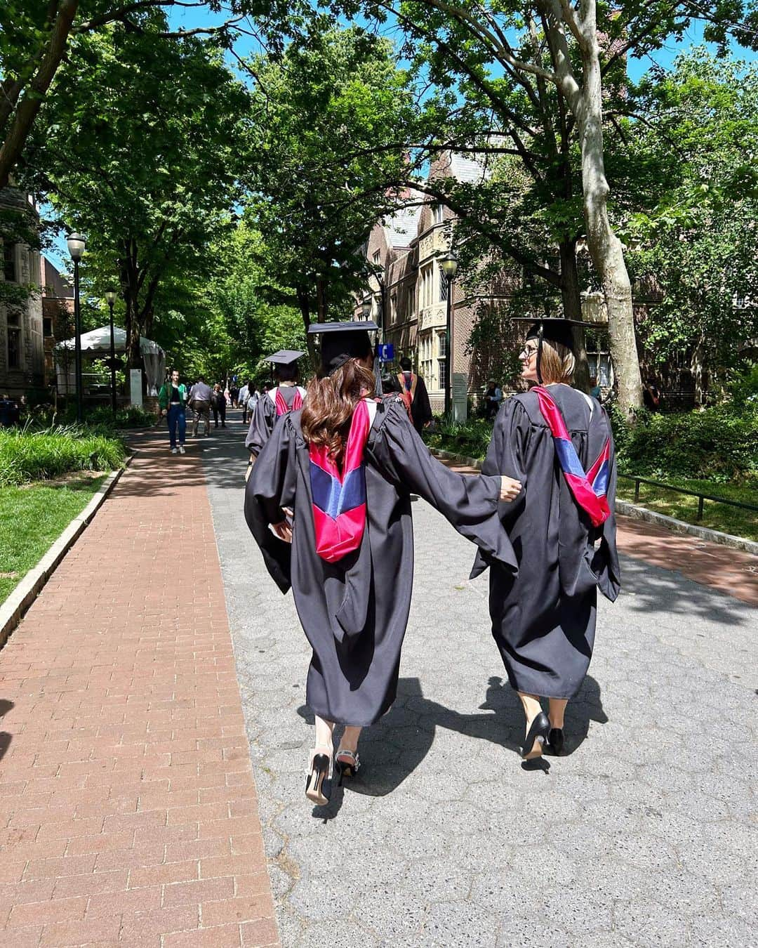 テッサ・ヴァーチュさんのインスタグラム写真 - (テッサ・ヴァーチュInstagram)「She’s a @uofpenn grad 👩🏻‍🎓」5月15日 8時38分 - tessavirtue17