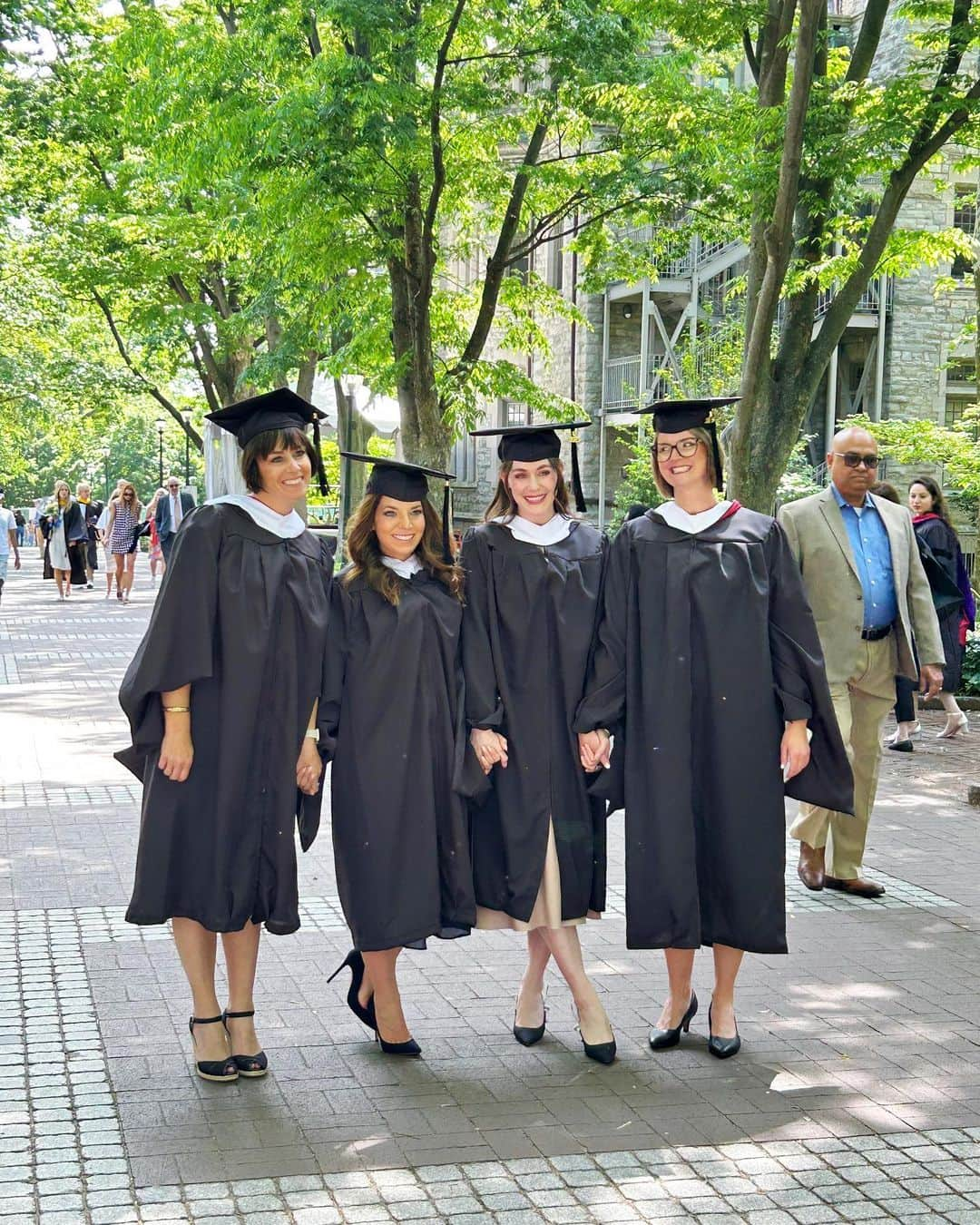 テッサ・ヴァーチュさんのインスタグラム写真 - (テッサ・ヴァーチュInstagram)「She’s a @uofpenn grad 👩🏻‍🎓」5月15日 8時38分 - tessavirtue17