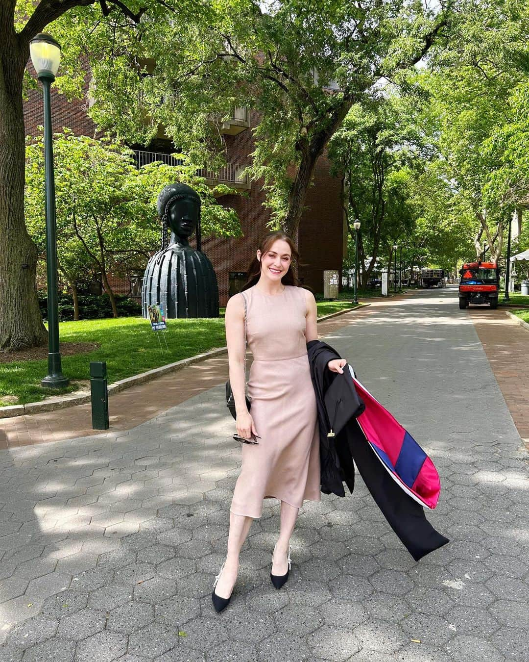 テッサ・ヴァーチュさんのインスタグラム写真 - (テッサ・ヴァーチュInstagram)「She’s a @uofpenn grad 👩🏻‍🎓」5月15日 8時38分 - tessavirtue17