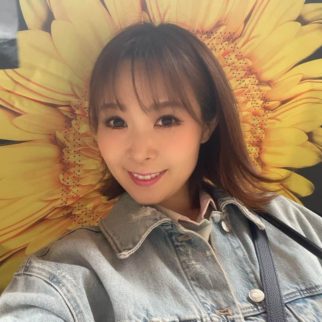 愛内里菜のインスタグラム：「今日は！ 17のダブル配信だよ‼️ ⁡ 17配信でシリーズ化させてる 利き◯◯シリーズ　笑 ⁡ 前回　利きチョコで負けたから 本日罰ゲームすることなったよ🤣 ⁡ 場所だけ送られてきてて ほんまに何やるのか分からない🤣 こわっ🤣 ⁡ 本日、朝10時ごろからの配信になるよ！ アーカイブにも残すから 見逃した方は後ほど見てね👍✨ ⁡ さらに！12時30分からは 大食い配信も予定してて 私はどこに向かってるんや🤣 それもアーカイブに残すね👍✨ ⁡ お楽しみにー！！ なんか面白そう🤣 ⁡ お気に入りのひまわりの傘🌻📸 また雨や🫡☔️ 髪の毛ボサボサなるわぁ💦 ⁡ ぜひ 17アプリをゲットして 愛内里菜_officialフォローよろしくお願いします😉🙏 ⁡ ⁡ 😆YouTube！ 「愛内里菜オフィシャルチャンネル」 ⁡ ⁡ 🐦Twitter 愛内里菜 official @RRikakakiuchi ⁡ ⁡ 😆TikTok 愛内里菜/Rina Aiuchi 　 🟥17配信 愛内里菜_official ⁡ ⁡ #愛内里菜  #歌手 再始動 #垣内倶楽部  #バンド   #ライブ #一体化 #絆 #盛り上がりたい  #感謝  #23周年　 #YouTube #ユーチューバー#TikTok ⁡ ⁡」