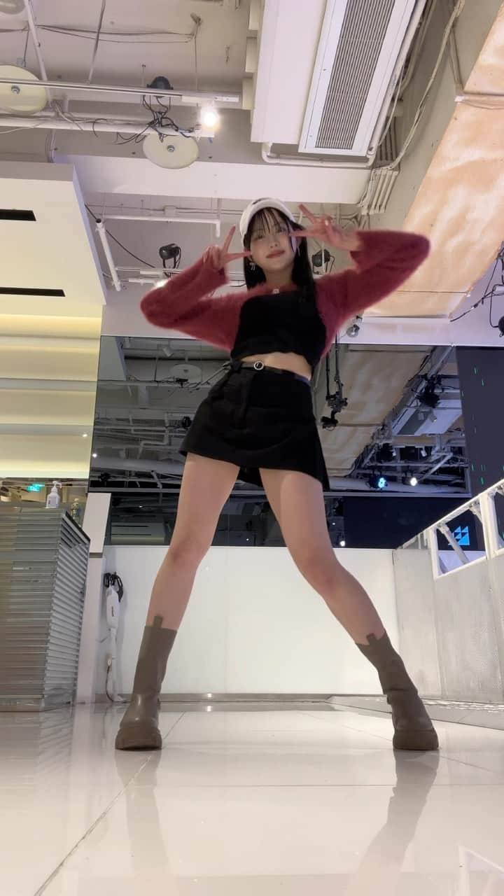 上水口姫香のインスタグラム：「また好きにさせる！! 東京CuteCute ピンク担当 絶対的センターの上水口姫香です！  スタイルも好きになってください🤭❤️  周り人いて全然緩めダンスです😣😣  #推しの子 #黒髪 #黒髪ロング #アイドル #東京cutecute  #推し #推し活 #推して #推してください#오늘 #오늘뭐입지 #오늘의집 #오늘도  #오늘의점심 #오늘의코디 #오늘아침　 #打卡景點 #好想去喔 #網美景點  #ig打卡熱點 #背包客 #台灣景點  #旅遊景點 #網美聖地 #景色最高  #網美 #網美集散地 #旅遊 #poptour」