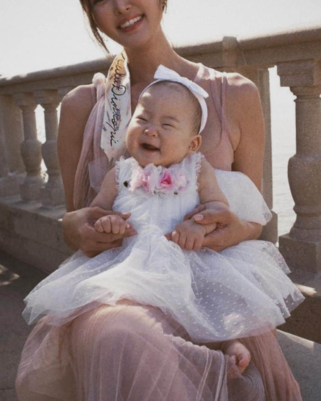 クリッセル・リムさんのインスタグラム写真 - (クリッセル・リムInstagram)「forever holding you in my heart and in my arms ( no matter how old you get!) 🫶🏻 forever your mama Chloe & Colette! Happy Mother’s Day to all the bad ass mamas out there tirelessly working and raising their kids. I see you, im proud of you, we got this 💪🏻  The last video is still my favorite video and makes me laugh every time. Love how these girls look after one another 🫶🏻 NO TOUCHING 😂」5月15日 8時59分 - chrisellelim