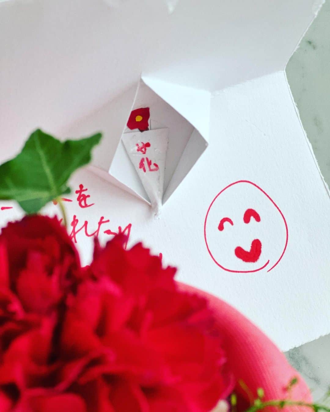 春香さんのインスタグラム写真 - (春香Instagram)「昨日の母の日💐  子どもから贈られらたカード。 カードを開いた時に見える花の絵に「花」と描いたり、スマイルマークの口元がさりげなく❤️。  色々とワクワク期待しながら製作したのだろうなぁ。 子どもの発想は可愛いですね。  #母の日#母の日プレゼント #happymathersday #カード#カーネーション#mother #ママ#メッセージカード #子ども#子どものいる暮らし #子どもと暮らす #子育て#子育てママ #子育て奮闘中 #子育て記録 #子育てを楽しむ#40代#40代ママ #40代子育て#働くママ #2人育児 #2人育児奮闘中 #2人」5月15日 9時00分 - haruka__official