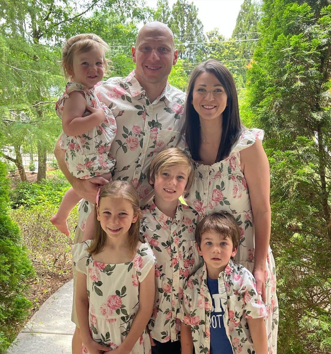 ブラッド・グザンのインスタグラム：「Happy Mothers Day 💐to the one who keeps us all going and makes everything possible! We are lucky you are ours and we love you so much! ❤️💕❤️💐」