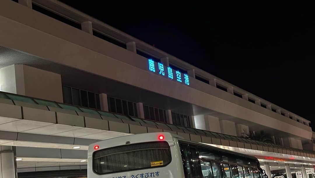 岡本安代さんのインスタグラム写真 - (岡本安代Instagram)「【ただいま！かごしま！】 鹿児島から東京！かーらーの、大阪！ かーらーの、鹿児島！  鹿児島空港にはお馴染みの西郷どん。  大阪の街の明るさが恋しくもあるけれど、鹿児島の澄んだ夜空も愛おしい。  ただいま！鹿児島！ さぁ、母さんスイッチオン！  #走り続ける岡本家 #5人の子育てママウンサー #岡本安代 #アナウンサーから女優へ #ありがとう家族」5月15日 8時58分 - okamoto.yasuyo