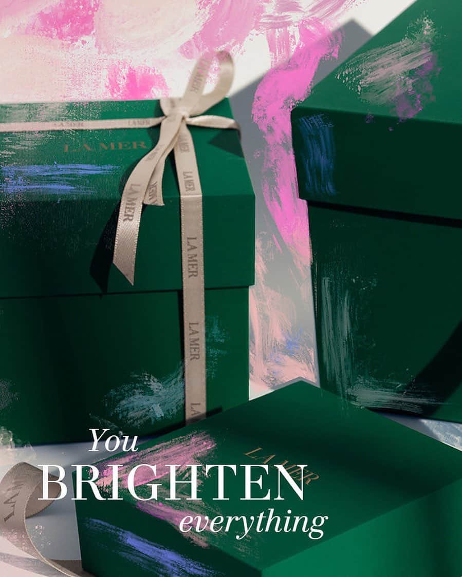 ドゥラメールのインスタグラム：「This Mother’s Day, say thank you with a La Mer gift that honors the joy she brings to your life.  #lamer #lamerskincare」