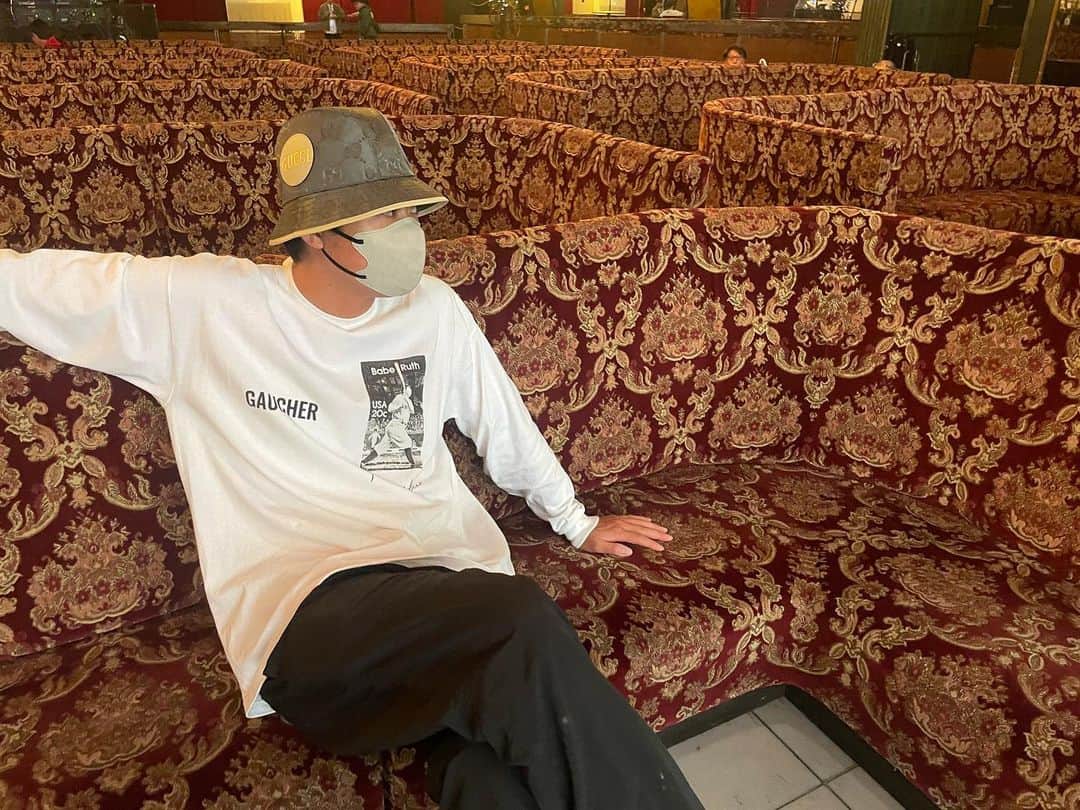横山雄哉のインスタグラム：「.  自分が製作に携わったライブグッズが、みるみる売れていく光景。　  ペルシャ柄が似合う男になりたい😎」