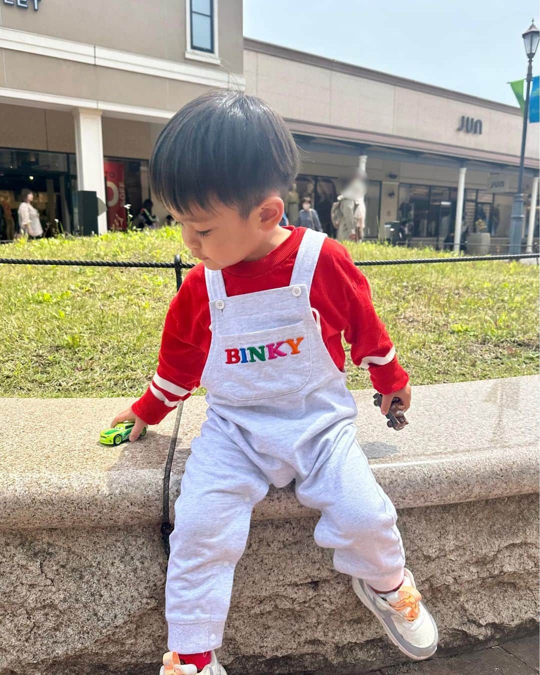 木佐貫まやさんのインスタグラム写真 - (木佐貫まやInstagram)「幸せいっぱいな楽しい休日でした❤️  久しぶりにアウトレット行ってみたら 可愛い夏服に、 お揃いのサンダルもゲットできた👱🏼‍♂️ 靴系のお揃い増えた✨  今日から月曜日ー🫨🫨🫨 なんとか遅刻せず👦🏼送り届けられた🌈  天気が微妙だけど頑張って行こー😆」5月15日 9時04分 - maaayaofficial