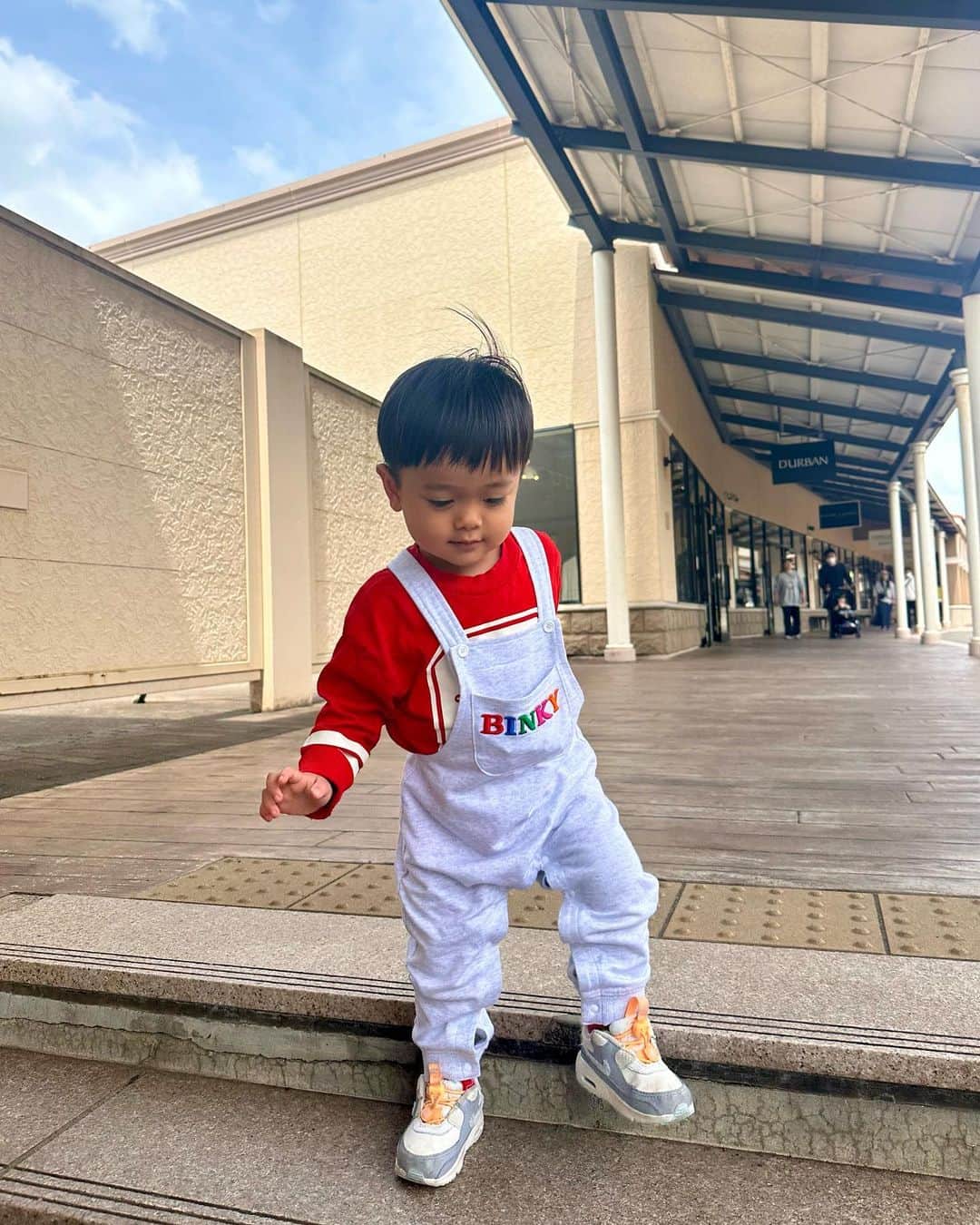 木佐貫まやさんのインスタグラム写真 - (木佐貫まやInstagram)「幸せいっぱいな楽しい休日でした❤️  久しぶりにアウトレット行ってみたら 可愛い夏服に、 お揃いのサンダルもゲットできた👱🏼‍♂️ 靴系のお揃い増えた✨  今日から月曜日ー🫨🫨🫨 なんとか遅刻せず👦🏼送り届けられた🌈  天気が微妙だけど頑張って行こー😆」5月15日 9時04分 - maaayaofficial