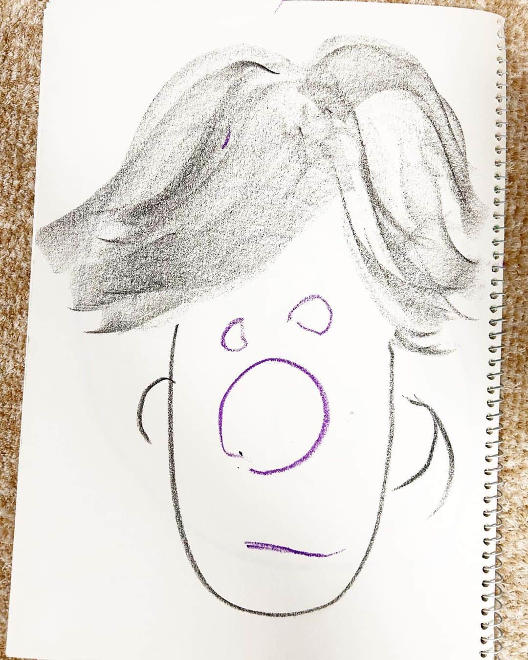 のインスタグラム：「麻衣ちゃんが髪を描いて娘が顔のパーツを描いてくれたんだけどさ、ちょっと待って☺️ 鼻デカくない？爆発３秒前みたいなサイズしてない？ スズメバチに刺された？ やっぱり俺の鼻パーティーグッズなの？  #ノーズサイズ問題 #顔面パーティーグッズ再び #以前サングラスかけた普通の写真を新聞社にパーティーグッズ着用って描かれた #いったんコーヒー飲んで落ち着きます」
