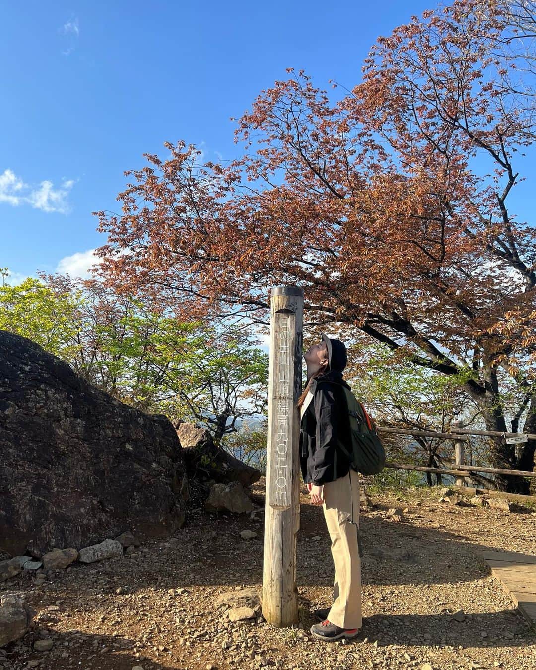 戸田れいのインスタグラム：「本日22:00-スカイA「登山で頂きメシ!」放送です🥾  今回はあきる野市にある日の出山を登りました⛰️  日の出山の山頂に着くまでに金比羅山と麻生山と言う2つの小さい山を経由したのですが、これもまたとても大変で足腰やられましたよ👨🏼‍🦳  また、山頂で作った簡単ご飯もお楽しみに🫕  本格的に登山を初めてまだ2回目ですが、もう既に山の虜です😍  苦しくて辛い分、登頂した時の達成感は半端なくて気持ちがいいです🌱  今月また他の山を登りに行くロケがあるのでギアとか見に行くの楽しみです🏞️  また買っちゃうんだろうなーノースフェイス🌈  #登山#山ガール#登山で頂きメシ」