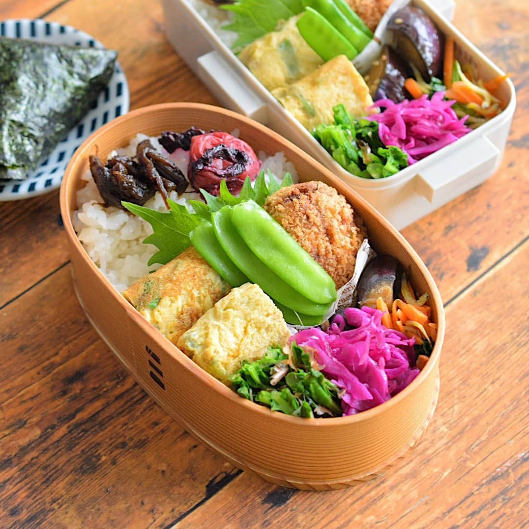 yukiyoのインスタグラム：「2023.5.15* ・ 今日のお弁当 ・ ご飯に伽羅蕗、梅干し 絹さや入り出汁巻 おからコロッケ 茄子のピリ辛 人参小松菜しらす炒め 紫キャベツマリネ つぼみ菜おひたし おにぎりの具は海苔の佃煮 お味噌汁はインスタント ・ 今週も頑張ろう ・ #お弁当 #obento #bento #japanesefood #暮らし #わっぱ #曲げわっぱ #わっぱ弁当 #igersjp #クロワッサンお弁当部 #クロワッサン普段弁当 #おむすび #おにぎり」