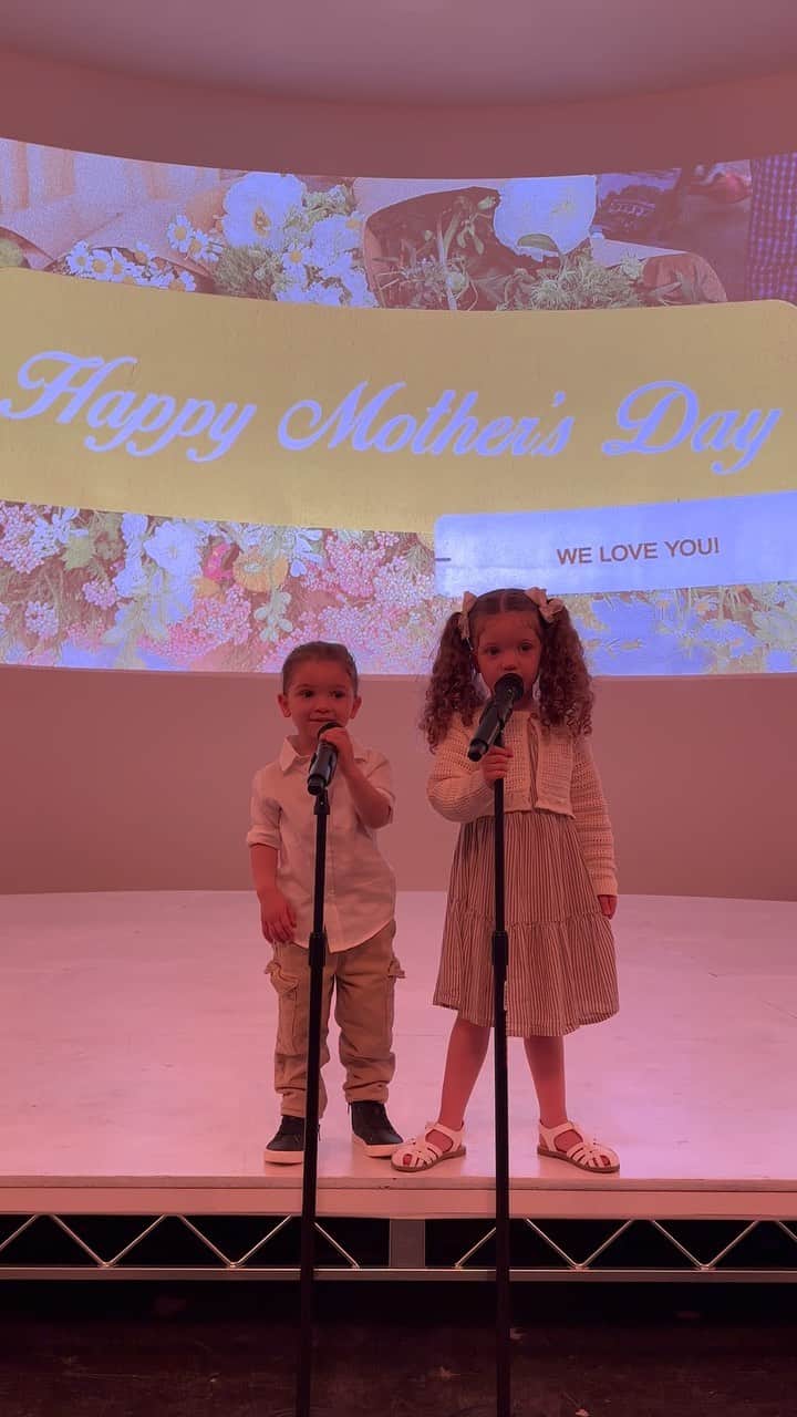 メリッサ・モリナロのインスタグラム：「So this happened at church today...you already know I lost it🥹 This will be a Mother's Day I will never forget. Thanks to @mosaic @kimisalive for having them. These kids amaze me every single day! Happy Mothers Day to all the MAMAS out there! We love you!」
