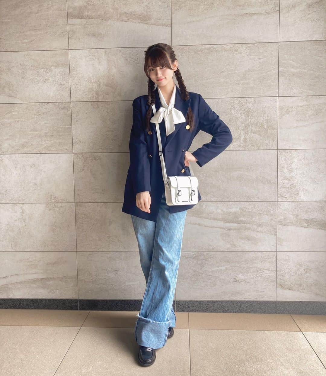 のインスタグラム：「おはマッキー✨ 昨日の母の日は、 家族で外食して、ママの好きなデザートをプレゼントしました🎁  今週も頑張ろう🫶✨✨✨✨  #シブサン #shibu3project  #グリーンクラス #三つ編み #三つ編みアレンジ  #編み込みヘア  #fashion  #アウター　 #ジャケット #gu #パンツ #chico #bag #drmartens  #jk #fjk」