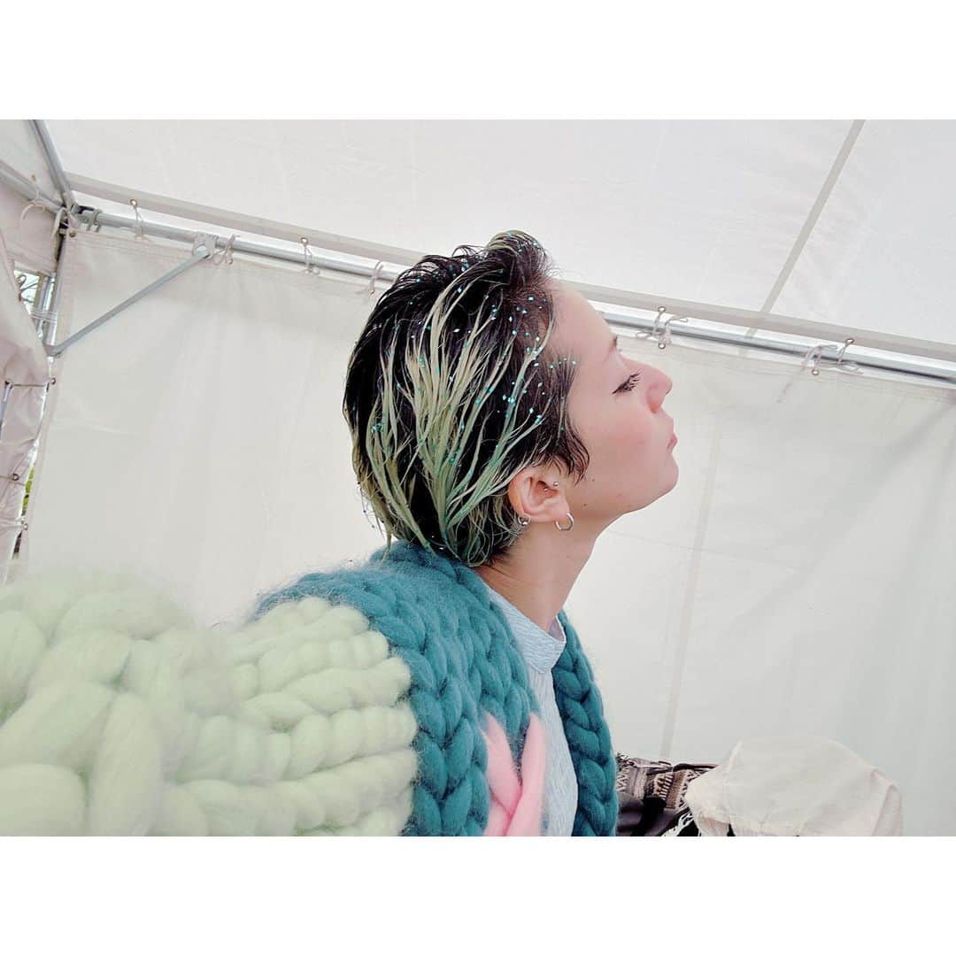 木村カエラのインスタグラム：「昨日のLIVEのヘアーメイク。  ヘアーはジェルとブルーのラメでキラキラに。雨の雫。 メイクはブラックのアイラインで。  メイクも服もヘアースタイルも、わたしにとって、とっても大事なこと。 その日の気分を全体でつくる。 その日自分がどうなりたいか。 どんな自分でいたいか。 常にそれを具体化するのが好きです。 いつも可愛いメイクをしてくれる @mihoko_f ちゃんには感謝です。  デビュー当時からずっと一緒にいるね。 それって素晴らしい。ありがとう。  男の子っぽい日もあれば、女の子らしい日もある。 それでいいとおもってる。 型にはめたくないの。  母の日をおえて、また朝バタバタとした時間に、やっぱり大変と思った。 でも、昨日のプレゼントがあるから、感謝の気持ちをもらったから。頑張ろうと思えた。  さぁーまた1週間、楽しくいよう！😆 レッツゴー！」