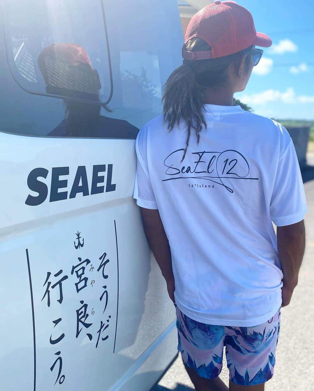 宮良忍（SHINOBU）さんのインスタグラム写真 - (宮良忍（SHINOBU）Instagram)「SEAEL12ドライTシャツ、 第二回オーダー日は5月17日までです😊※6月下旬発送  プロフィール欄にSEAEL12オンラインショップURL貼っています！@shinobu_miyara   そうだ宮良行こうTシャツもありますよ✌️  只今、新艇SEAEL12ツアーのアカウントもつくっておりますので出来次第ご報告させて頂きます🛥️  なっちゃんエステも、よろしくお願いします✌️  @seael12_islandspa  @seael12   #小浜島 #沖縄 #八重山」5月15日 9時14分 - shinobu_miyara