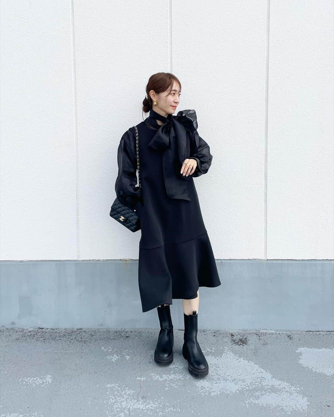 鈴木優美 のインスタグラム：「雨の日が続きますね☔️ 肌寒いので週末は付属のキャミを着ずに黒カットソーの上から @ensuite_online × @yumi_kakiuchi ブラウスとワンピを🖤 それでも充分にオーガンジーの透け感を感じられます🙏 ワンピと重ねてオールブラックに🖤 顔が疲れてますが、本当に疲れてました😂笑笑 . 母の日でしたね💐 世のお母さん日々お疲れ様です✨ そしてありがとうございます✨ こうやって当たり前に過ごせることに感謝でしかない😌❣️ ストーリーに載せたプレゼント、早速使わせてもらってます🎁 . . . . . . . . . #雨の日コーデ #雨の日の過ごし方 #母の日 #ありがとう #感謝 #ワンピースコーデ #ブラウスコーデ #ワントーンコーデ #黒コーデ #ブラックコーデ #オールブラック #ensuite #chanel #エンスイート #シャネル #マトラッセ #オーガンジー」